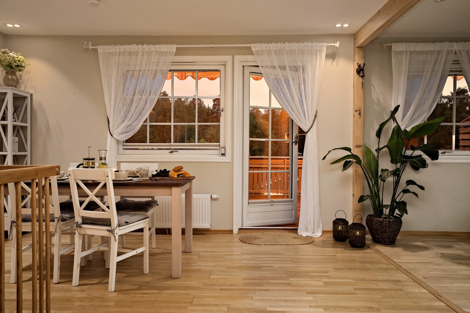 Stuen i 2. etg. har videre adkomst til solrik terrasse. Galleribilde