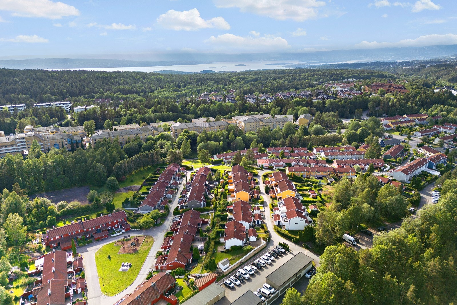 Boligen har en skjermet og god beliggenhet på Bjørndal. Galleribilde