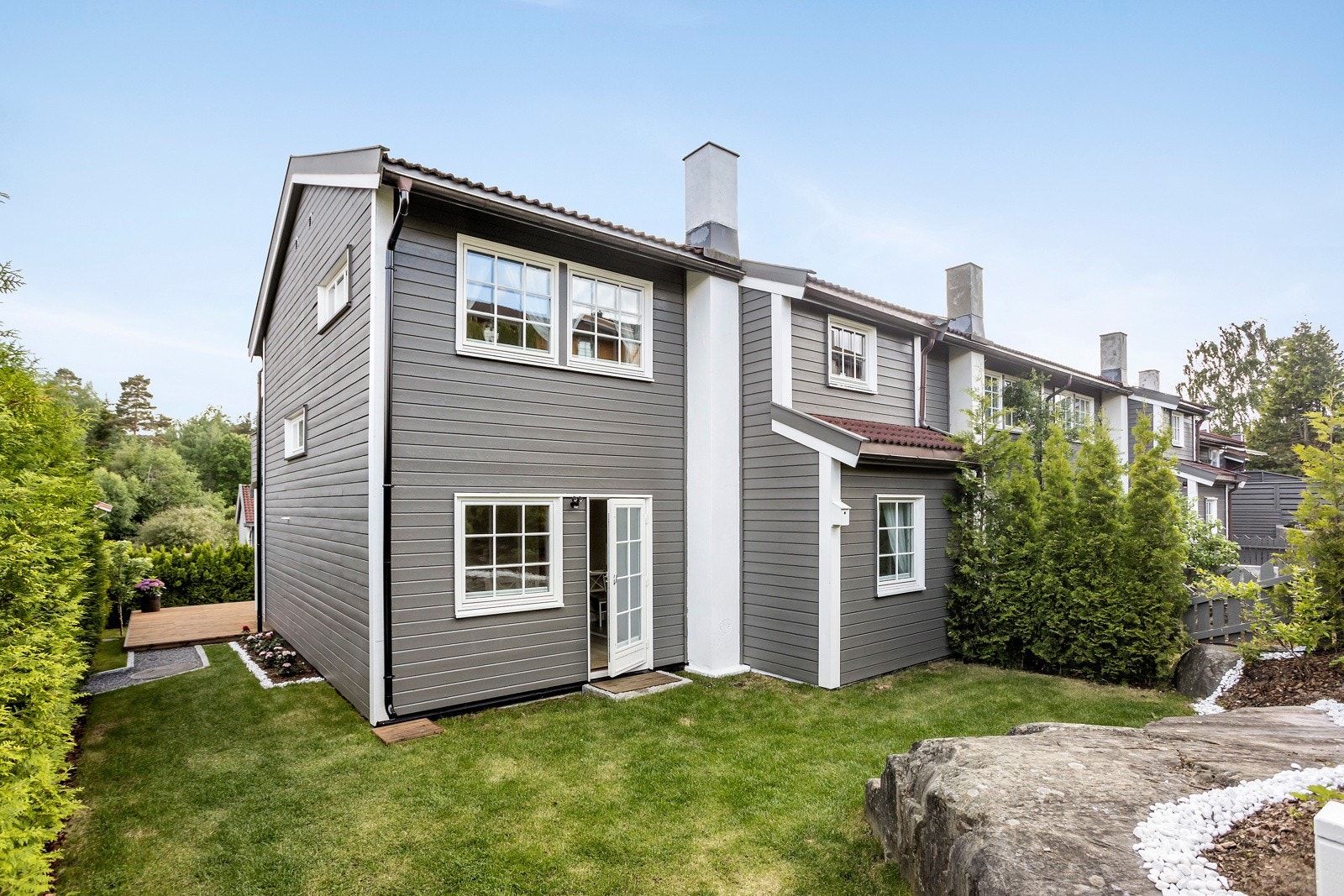 Velkommen til et innholdsrikt og familievennlig enderekkehus over 2 plan med god intern beliggenhet og flott hage! Galleribilde