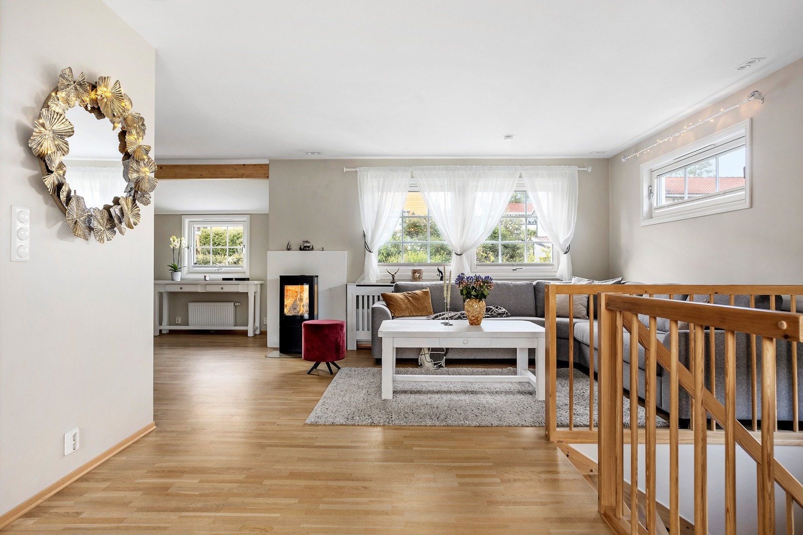 Boligens stue oppleves særdeles romslig og har rikelig med plass for innredning i diverse soner. Galleribilde