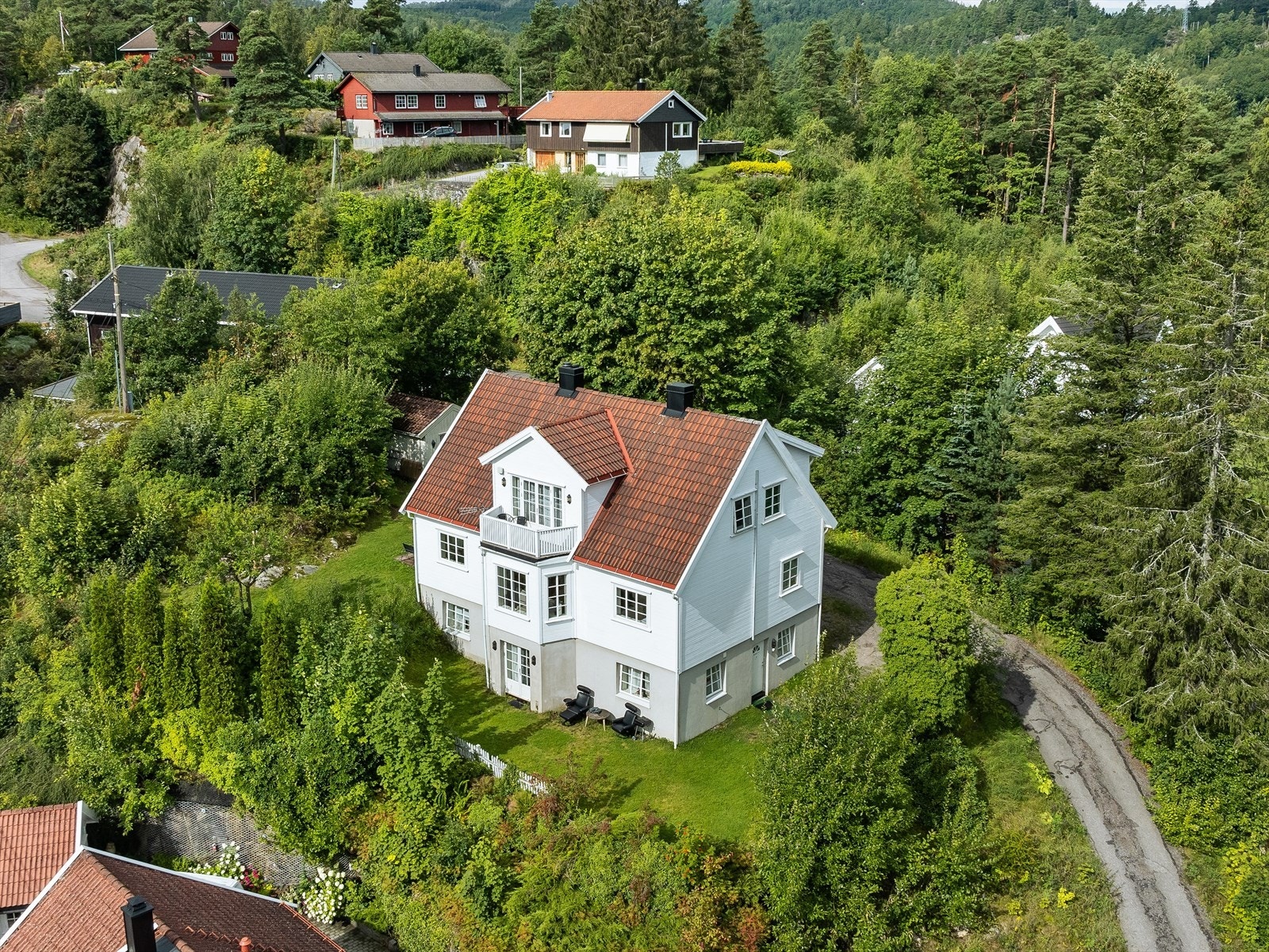 Velkommen til visning i Haslevollen 25 - hel tomannsbolig med 2 boenheter og praktikantdel i tillegg! Galleribilde