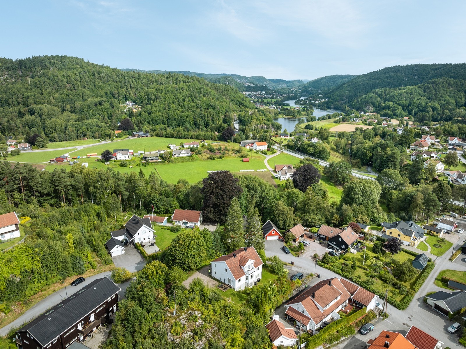 Boligen ligger i et populært og barnevennlig område! Galleribilde