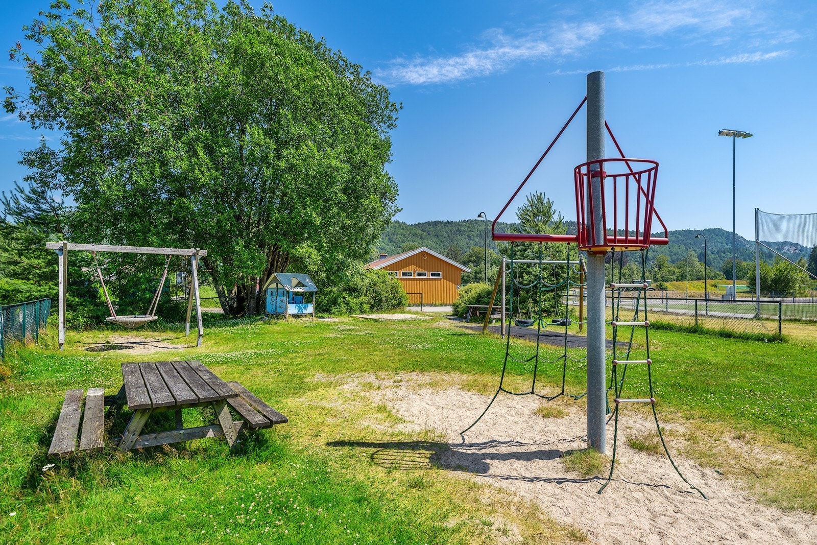 Lekeplasser og idrettsanlegg like ved Galleribilde