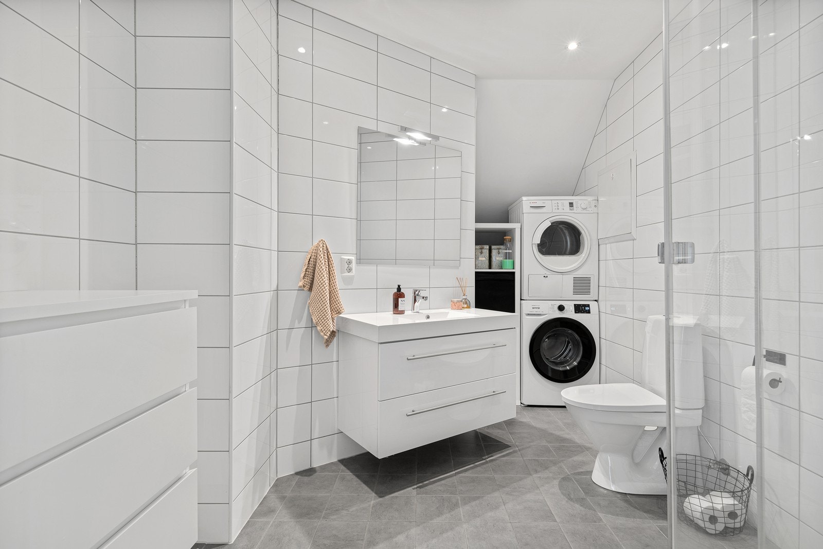 Flott bad med fliser på gulv og vegger Galleribilde