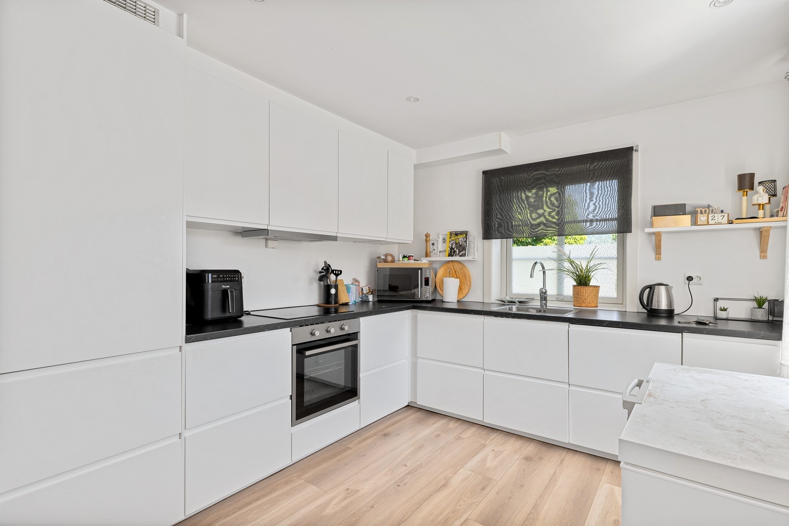 Lys og pen kjøkkeninnredning i hovedetasjen Galleribilde