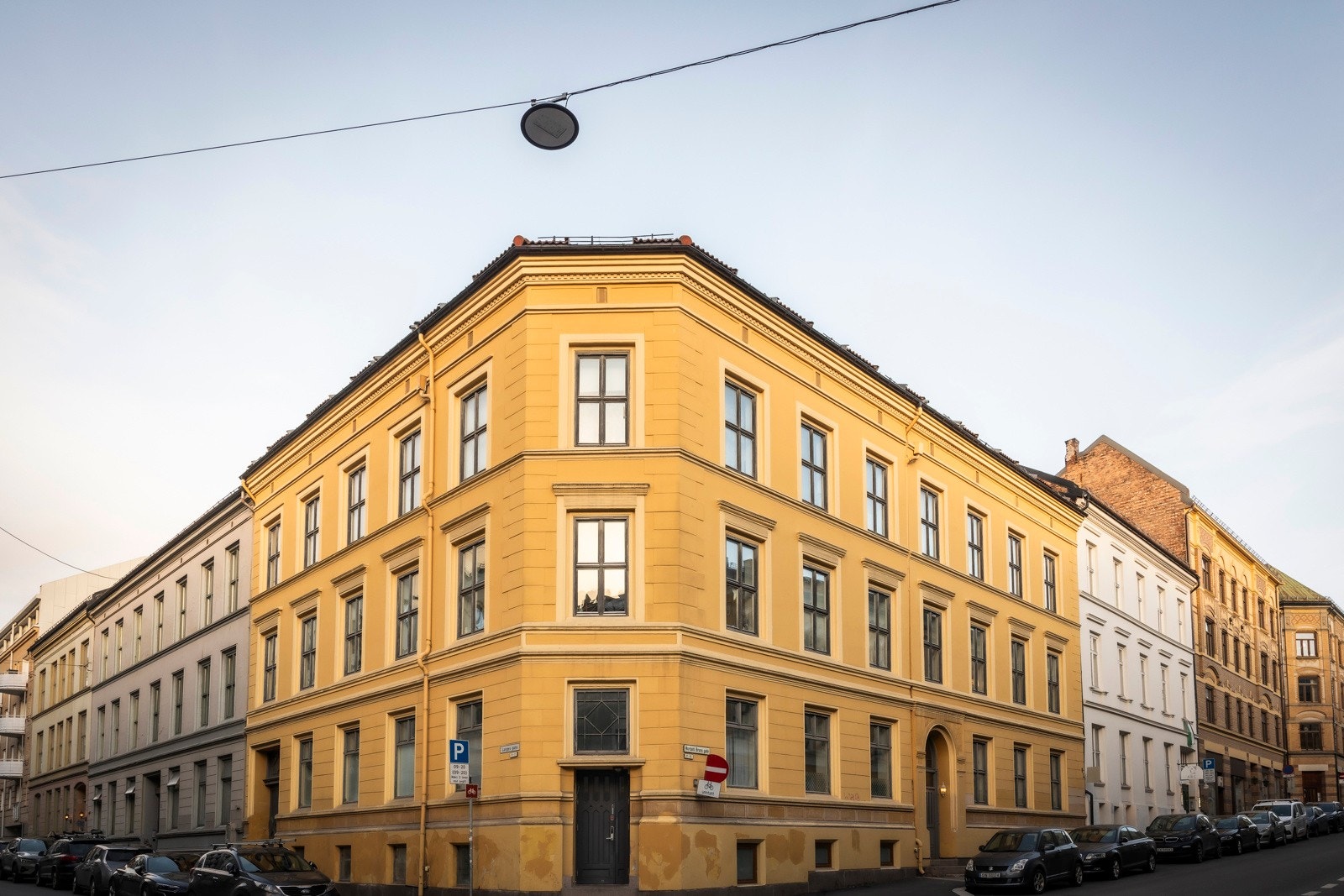 Velkommen til en attraktiv 4-roms leilighet i en vakker bygård fra 1860, sentralt plassert på St.Hanshaugen / Meyerløkka. Galleribilde