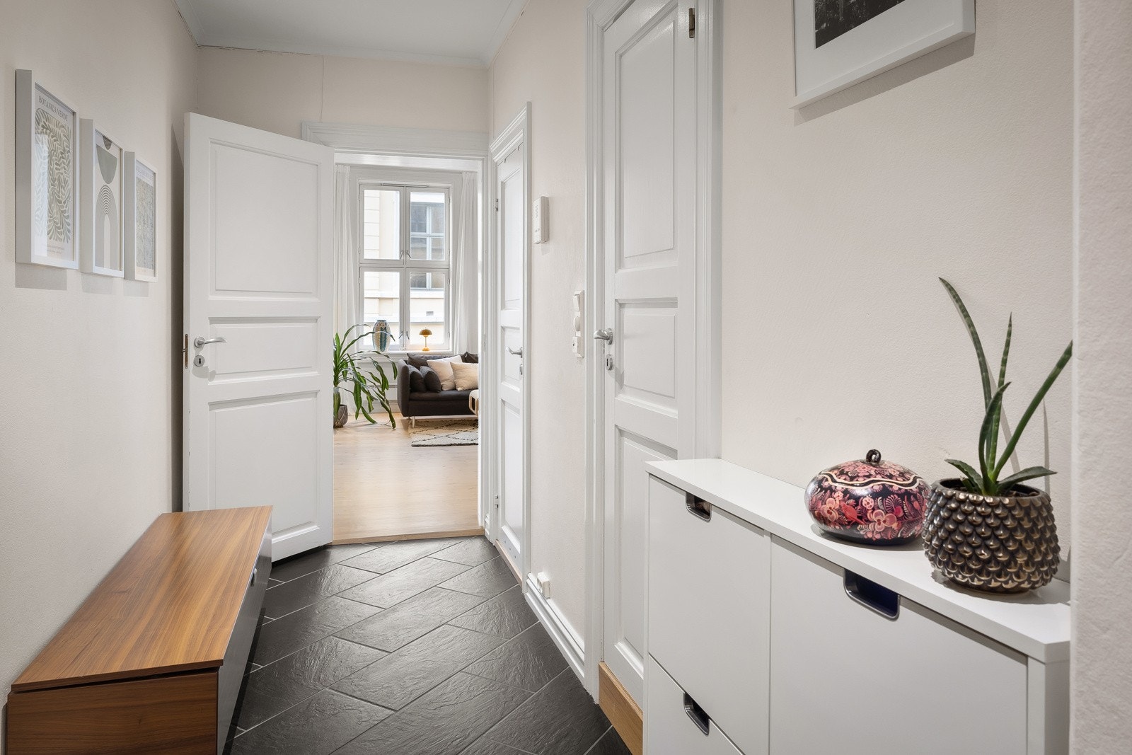 Langstrakt gang med masse oppbevaring. Galleribilde