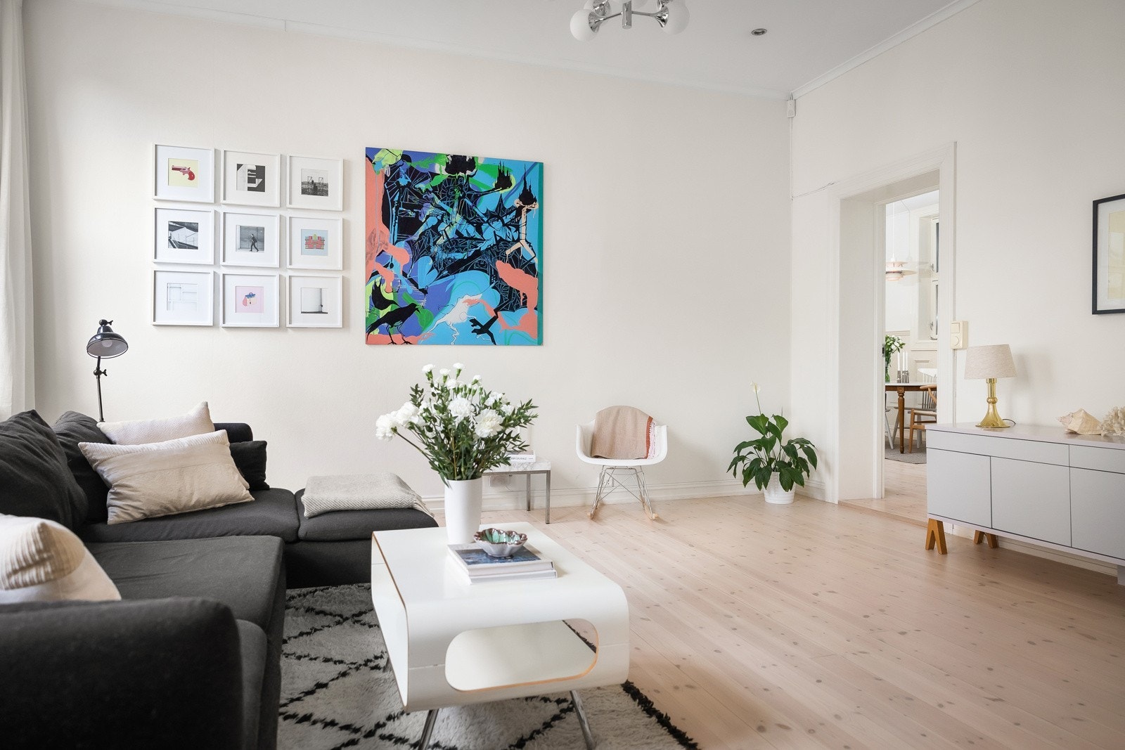Stuen oppleves lys og luftig. Galleribilde