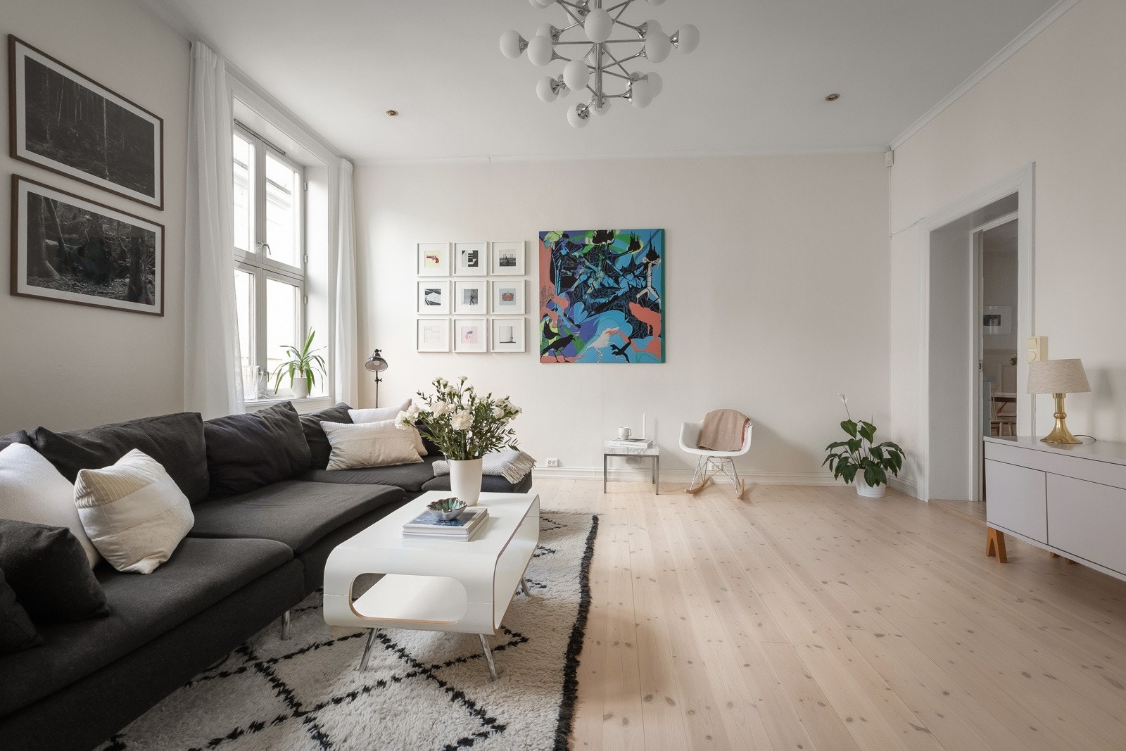 Her er det god plass til både sofagruppe og spisebord, perfekt for underholdning og hygge. Galleribilde