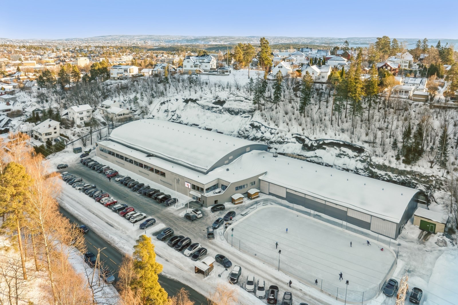 Kun 700 meter unna finner du Jar isforum med både innendørs og utvendig isbane Galleribilde