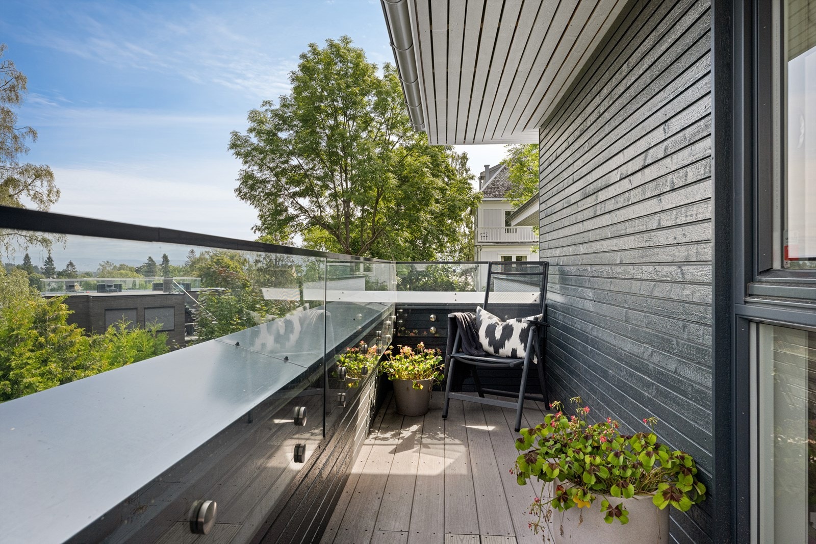 Balkongen er delvis overbygget, har rekkverk i glass og et areal på ca. 12 m² Galleribilde
