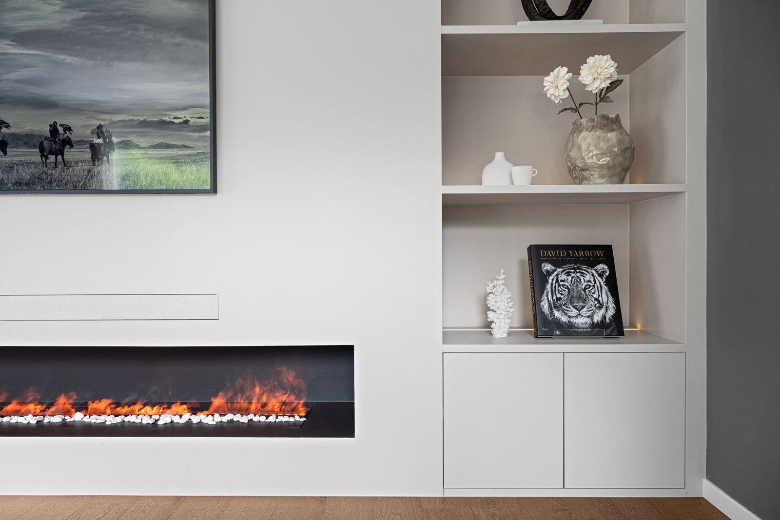 Legg spesielt merke til den integrerte "peisen" (elektrisk) og de plassbygde hyllene Galleribilde