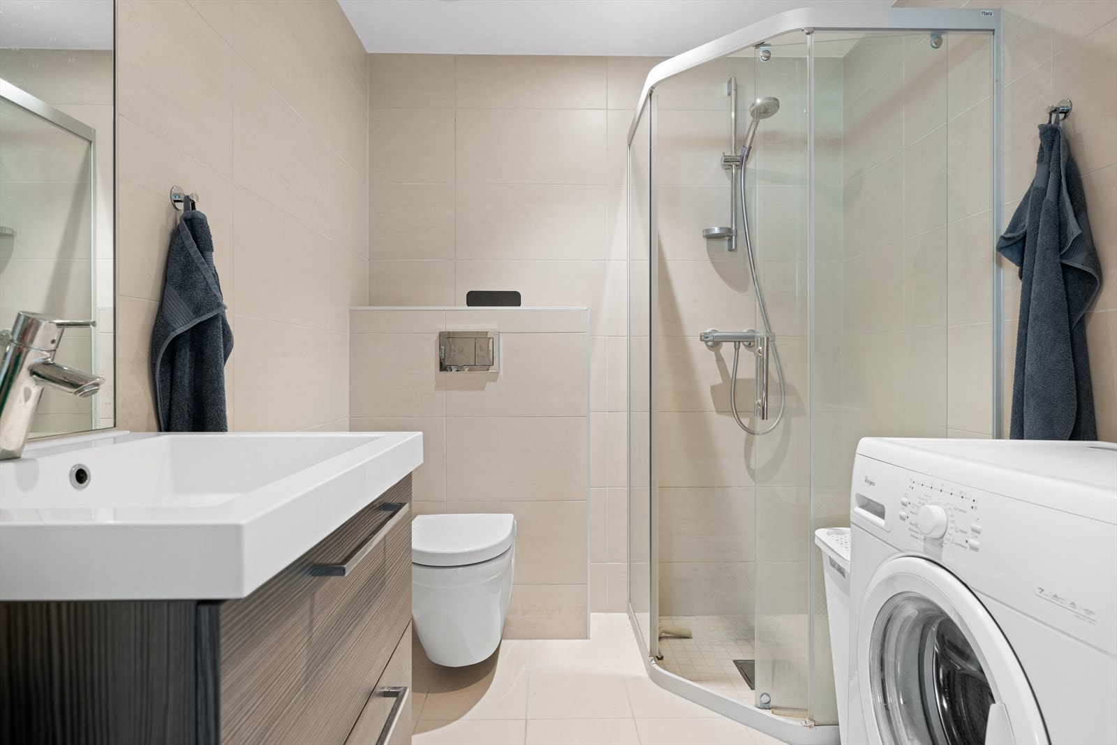 Hybel - Badet er flislagt og har varmekabler i gulv - Rommet er utstyrt med vegghengt toalett, dusjhjørne, baderomsinnredning og opplegg for vaskemaskin Galleribilde