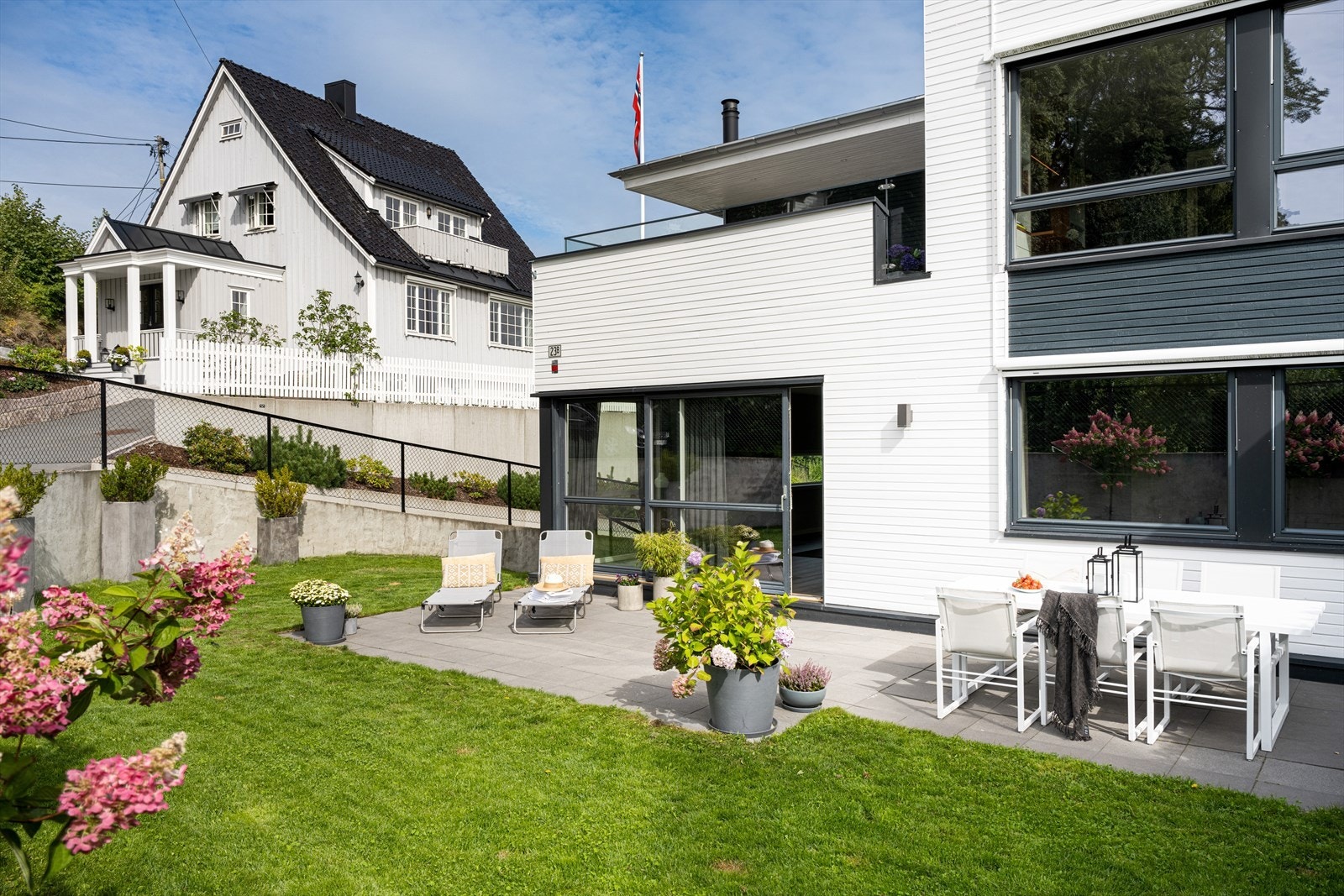 Boligen byr på bl.a. en familievennlig planløsning, høy standard, hybel som gir skattefri leieinntekt og solrike uteområder Galleribilde