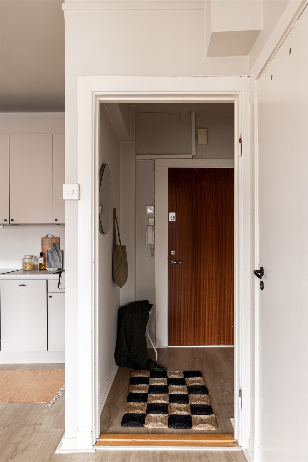 Velkommen inn i en praktisk entré med knagger for yttertøy og plass til skohyller eller småmøbler etter behov. Galleribilde
