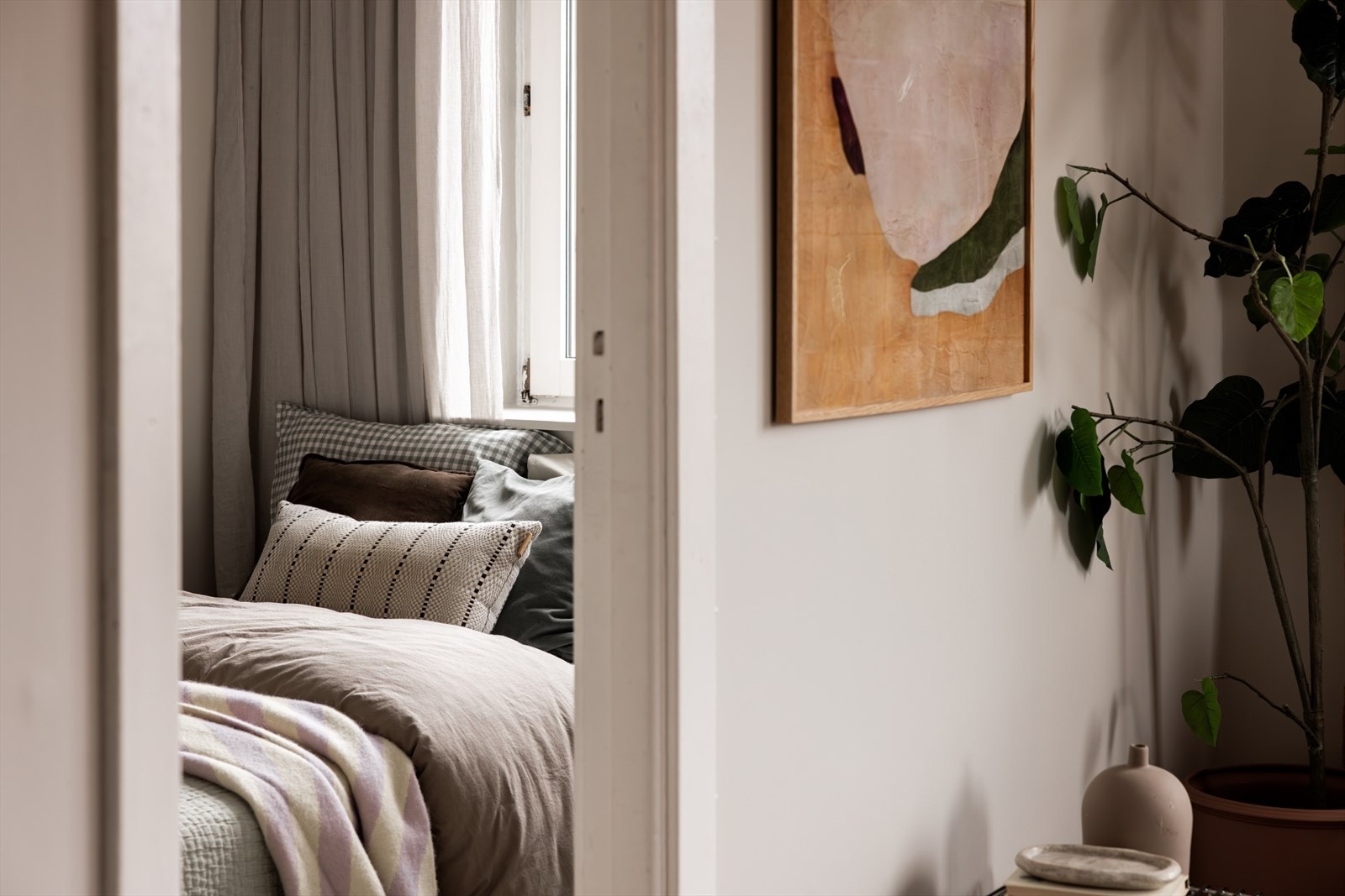 Pent og lyst soverom med god plass til dobbeltseng og nattbord. Galleribilde