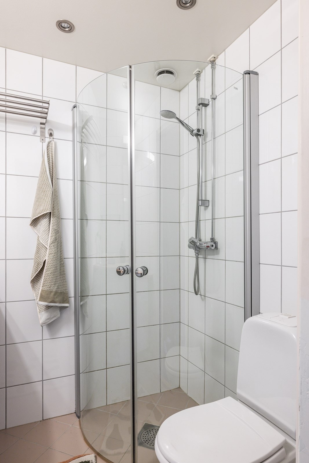 Dusjhjørnet har innfellbare glassdører, og badet er videre utstyrt med toalett, downlights i himling og varmekabler i gulvet. Galleribilde