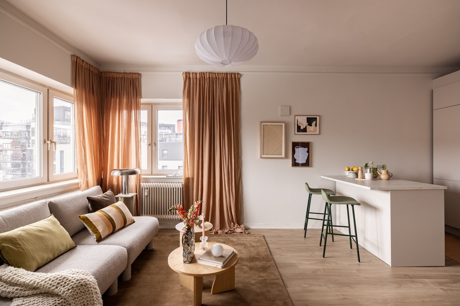 Lys og innbydende stue med god takhøyde og store vindusflater fra to vinkler som slipper inn rikelig med dagslys. Galleribilde