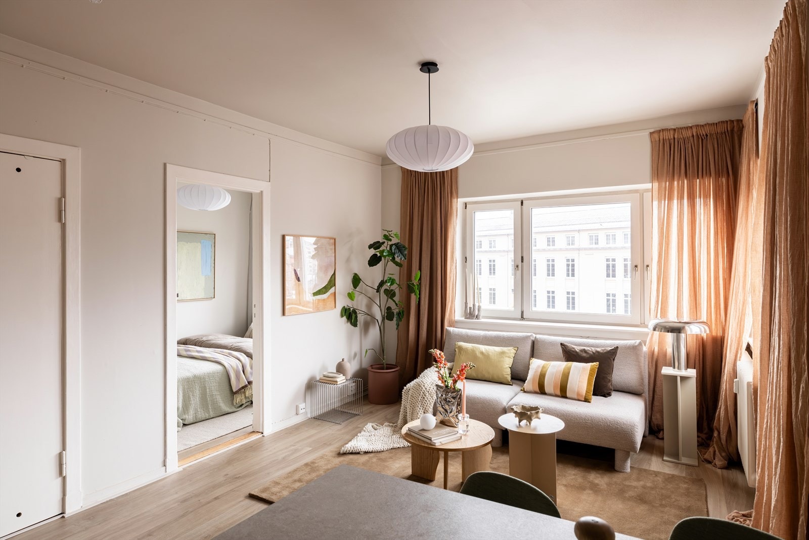 Veggene er nylig helsparklet og malt i en varm, lys farge som gir rommet en varm følelse. Galleribilde