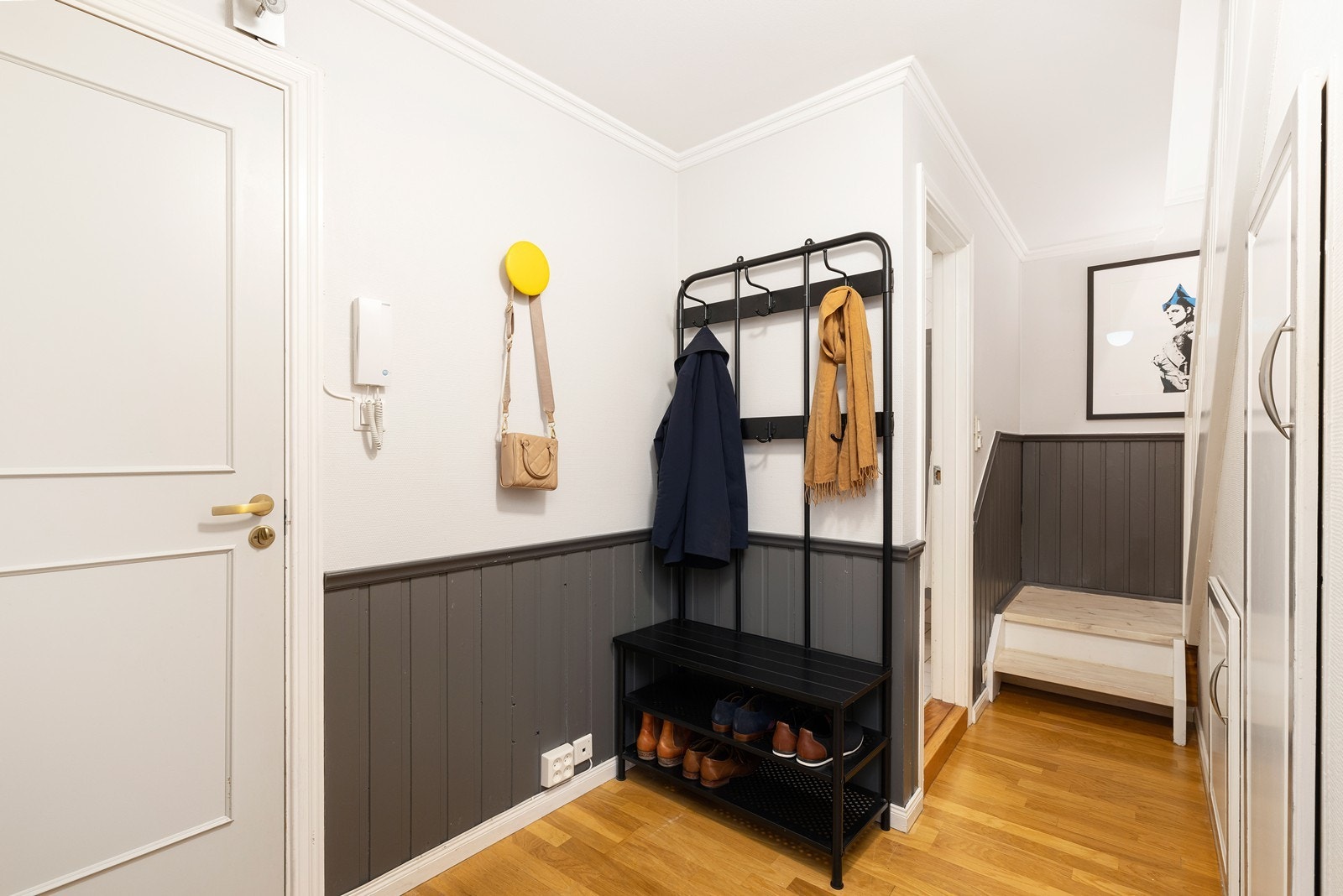 Gang/entrè. God plass til å henge fra seg yttertøy og sko Galleribilde