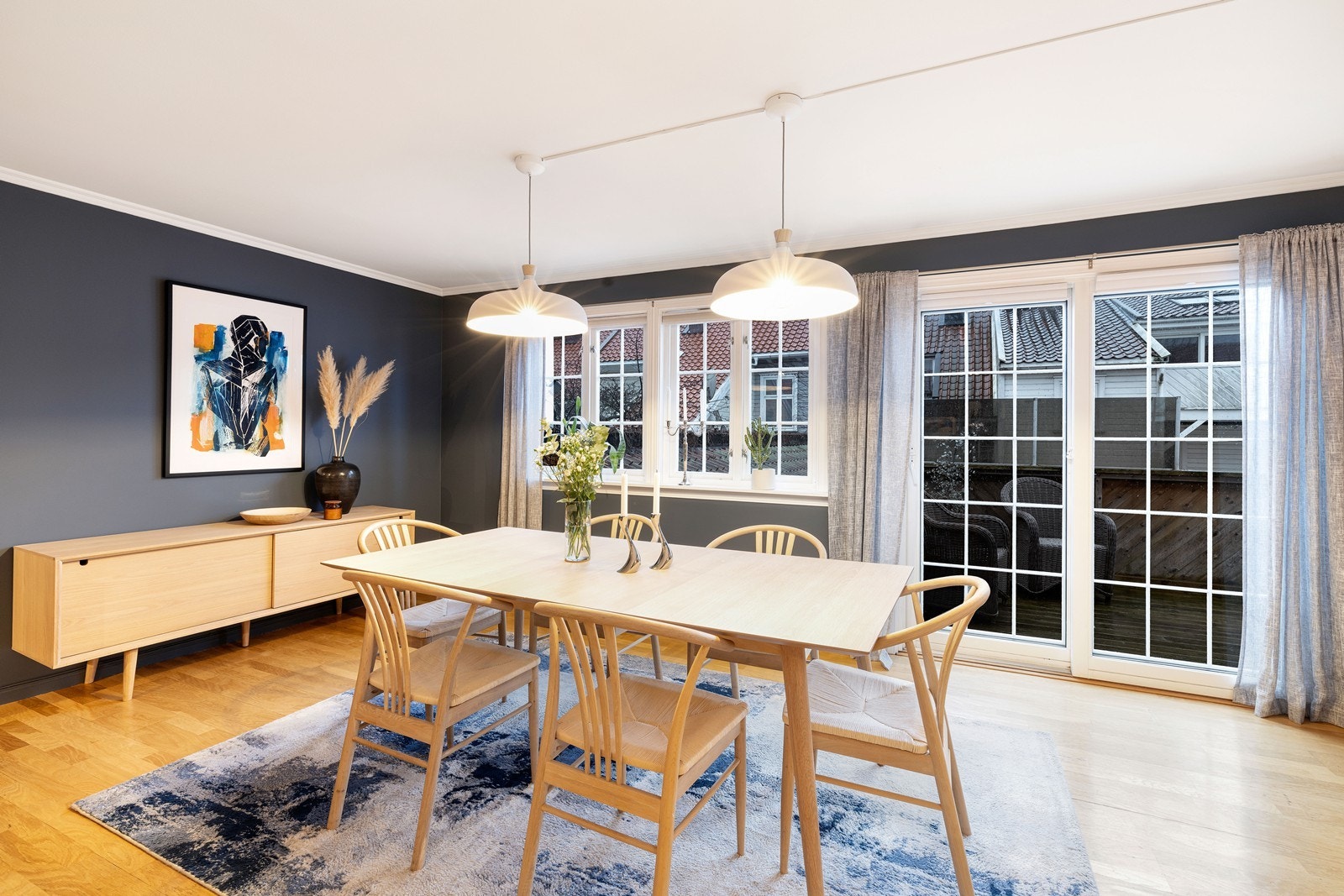 Fra stuen er det utgang til en stor veranda med gode solforhold Galleribilde