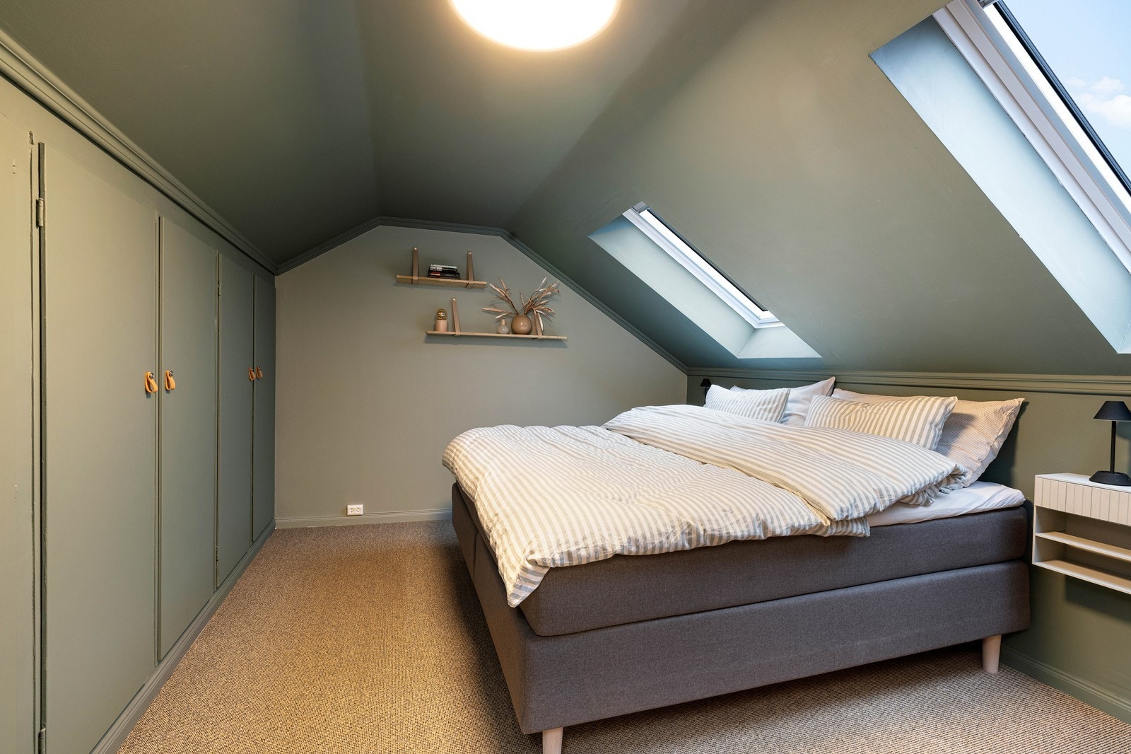 Hovedsoverom med nye velux vinduer. God plass til stor seng med tilhørende møblement, samt plassbygd garderobe Galleribilde