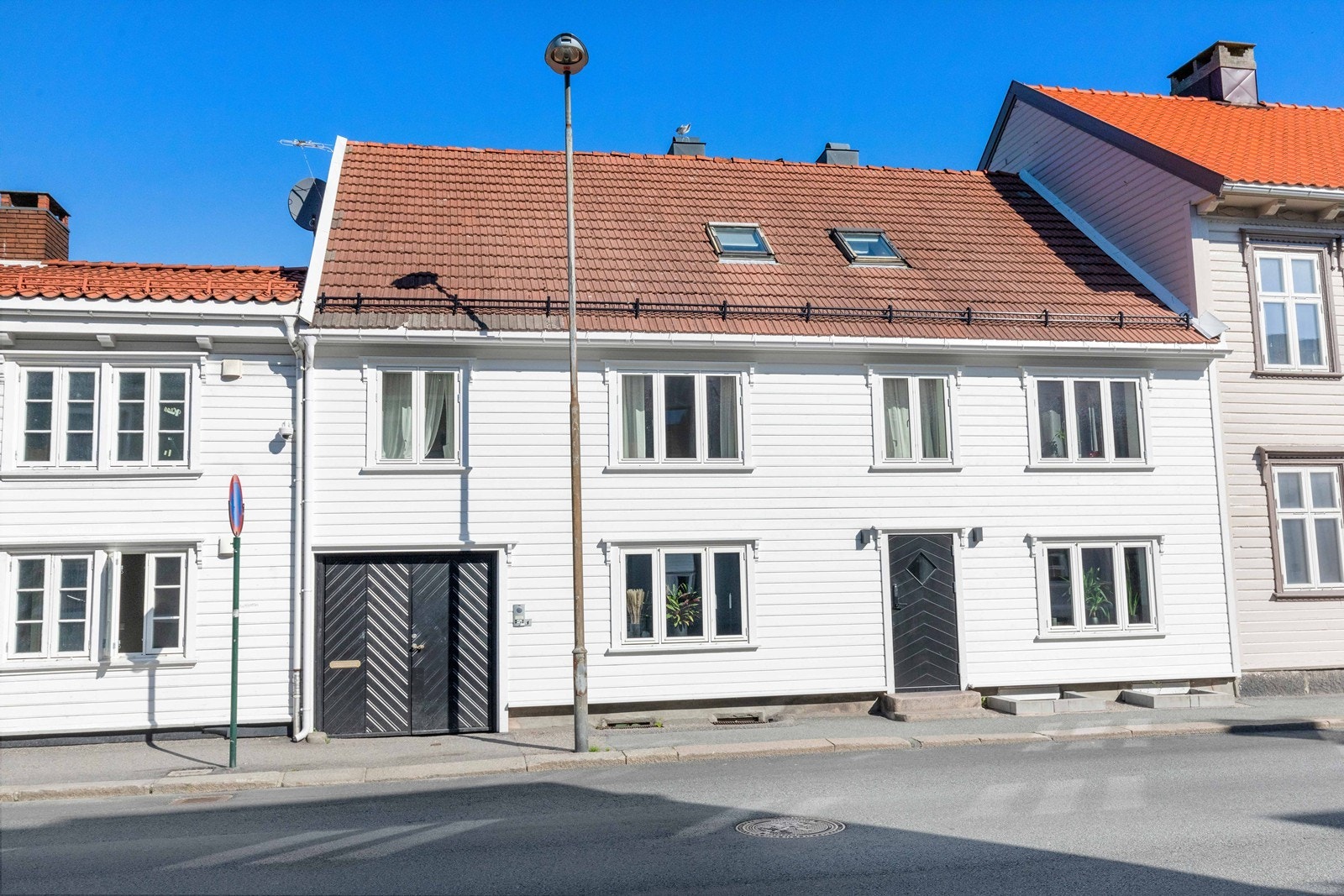Inngangsparti. Leiligheten ligger skjermet til i bakgården Galleribilde