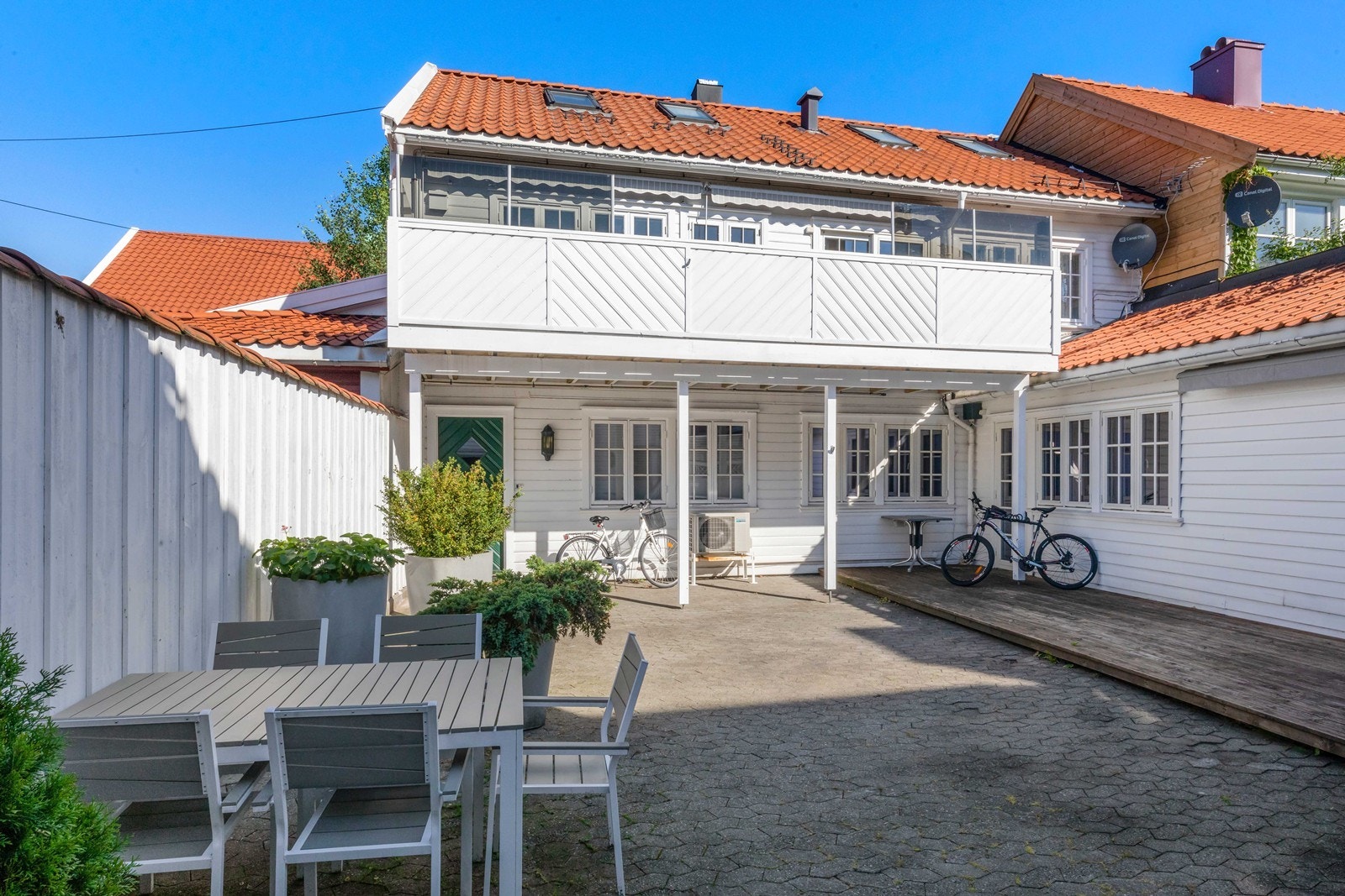 Fasade. Leiligheten ligger ypperlig plassert i en skjermet, rolig bakgård. Galleribilde