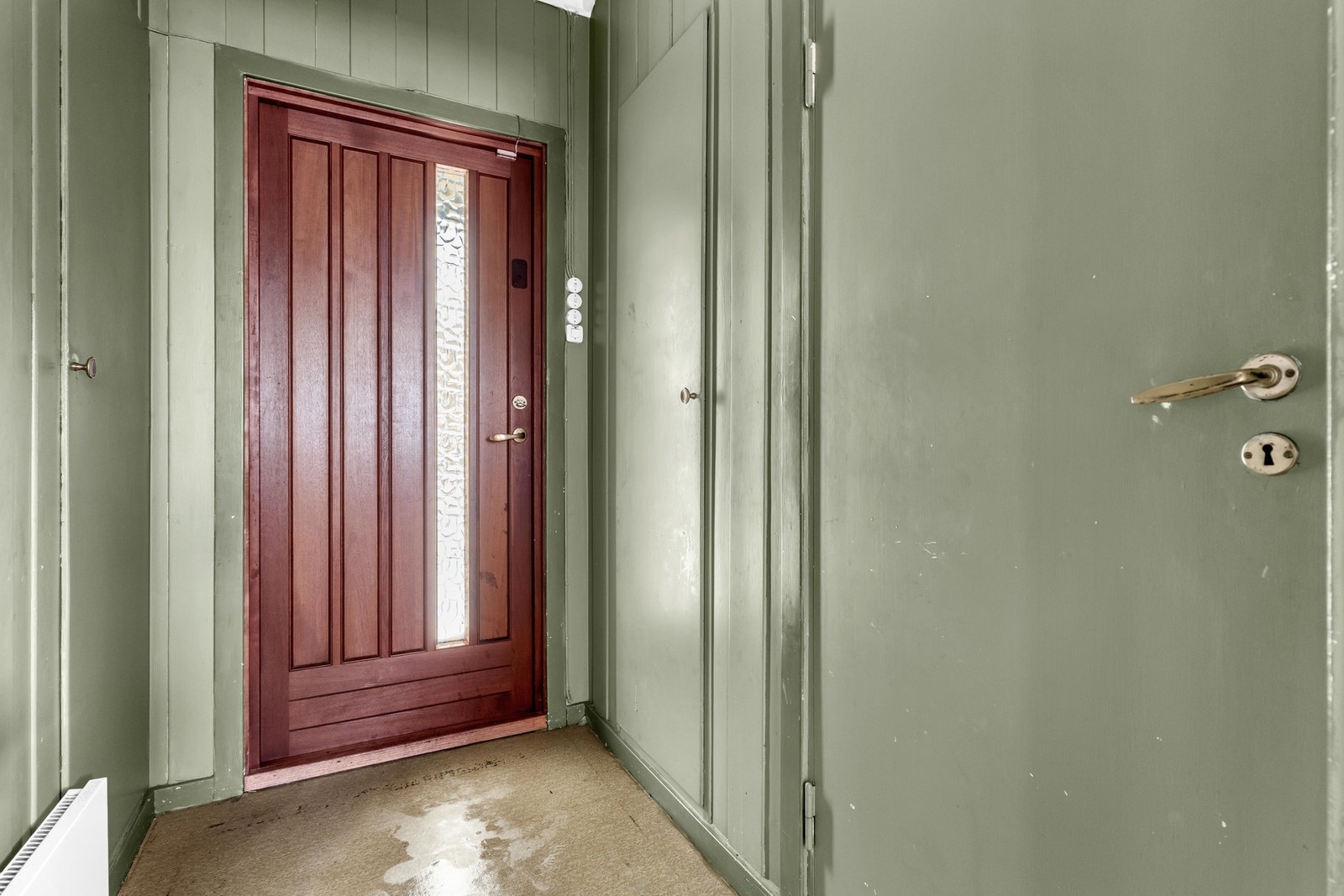 Boligen har et overbygd inngangsparti med entré inn i en hyggelig gang. Galleribilde