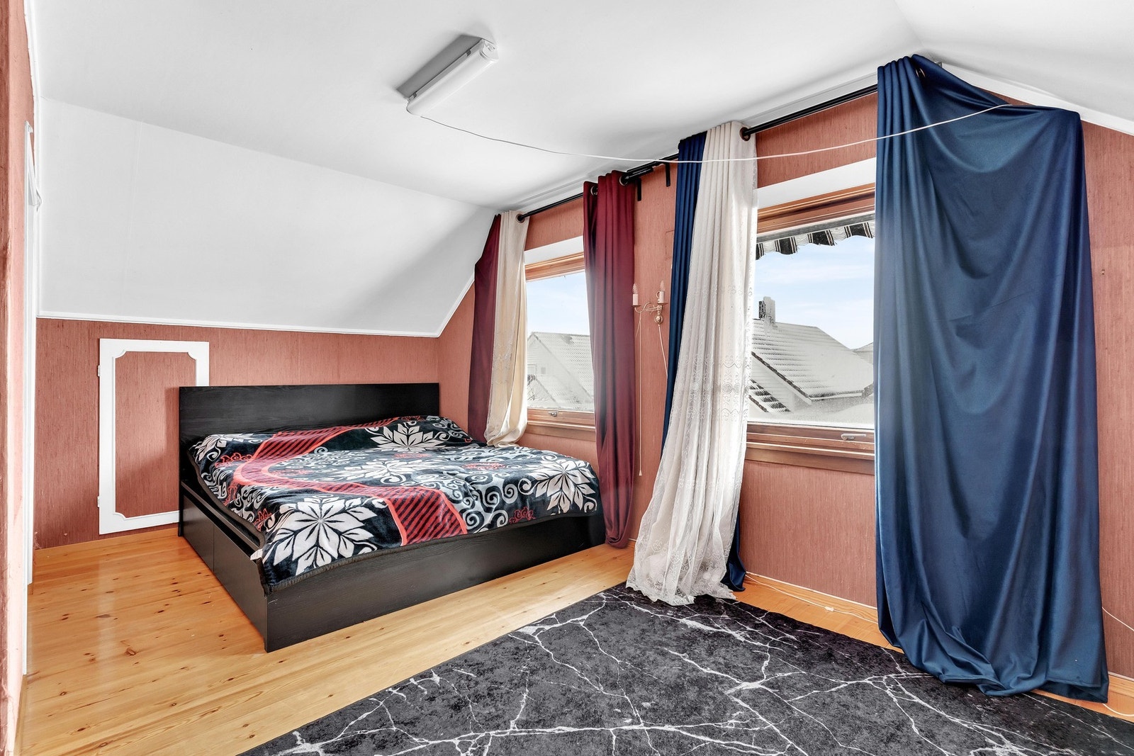 Hovedsoverommet har god plass til dobbeltseng og har innebygde skap. Galleribilde