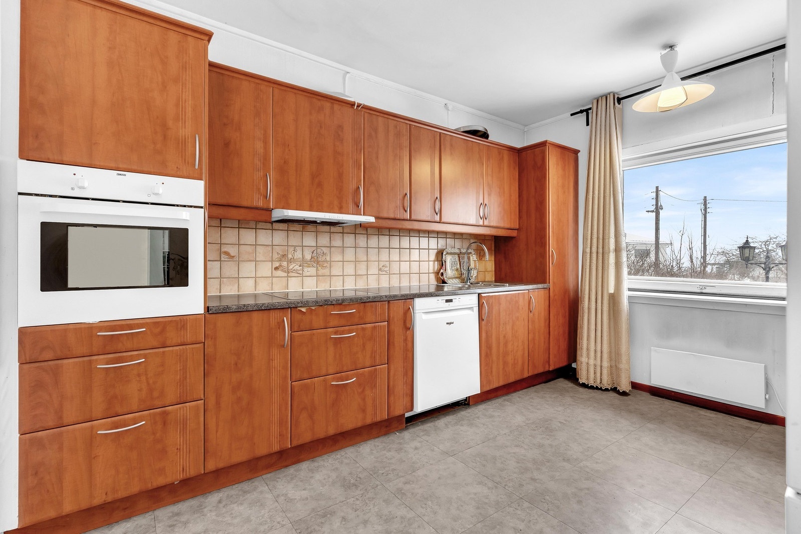 Over benkeplatene er det fliser som backsplash. Galleribilde