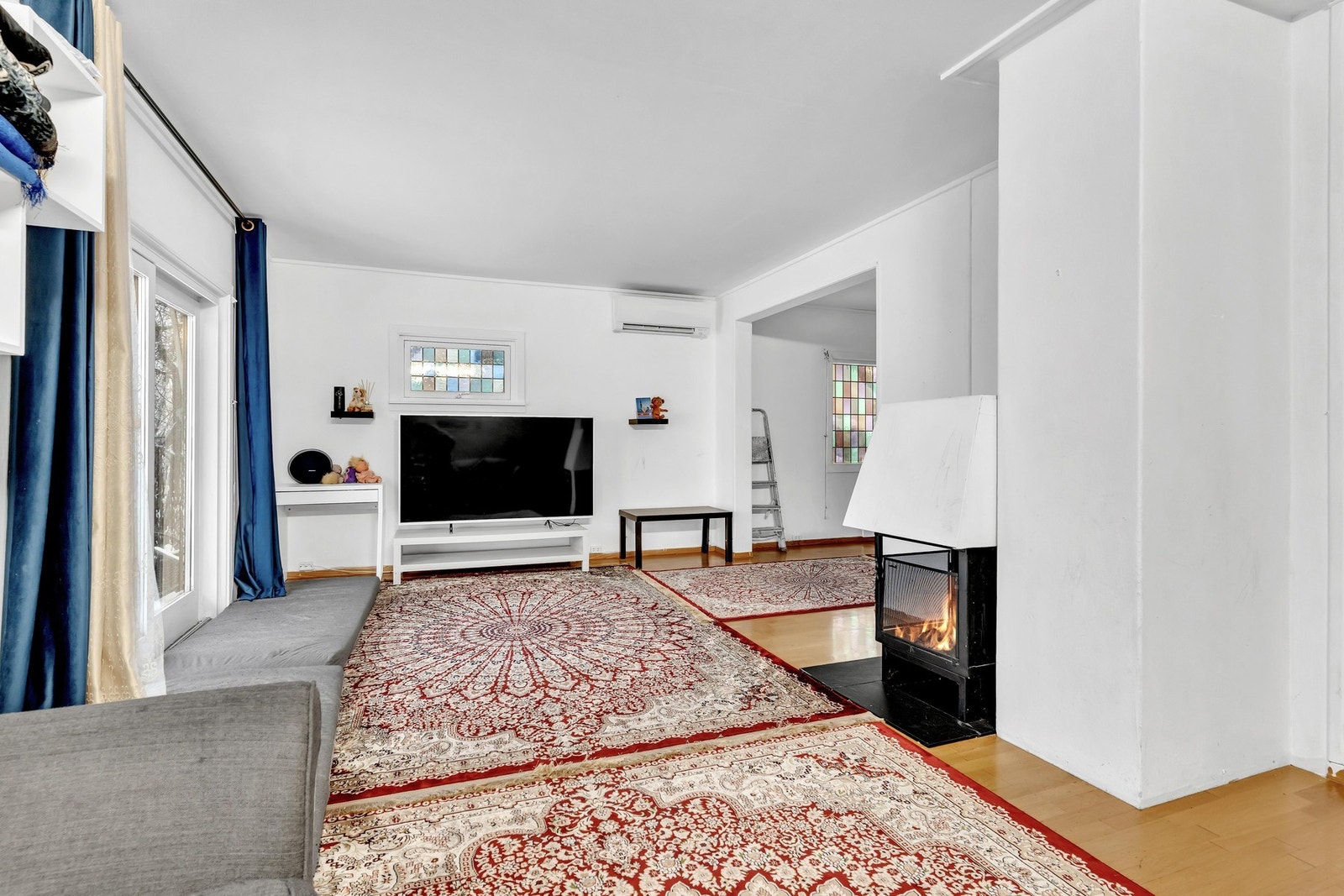 Det er parkett på gulvet og malte flater på veggene. Galleribilde