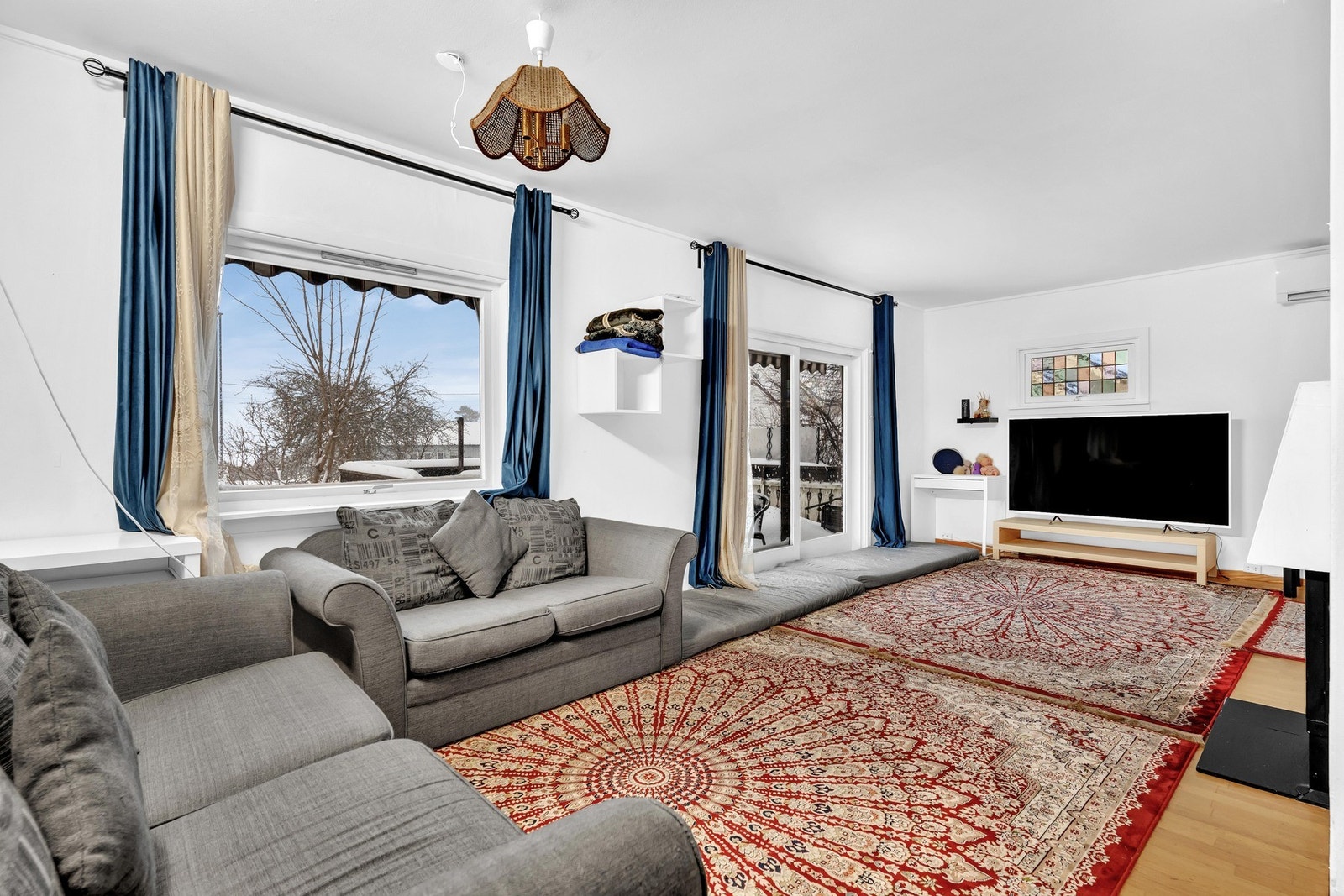 Stuen i første etasje oppleves som romslig og har godt lysinnslipp gjennom flere store vindusflater. Galleribilde