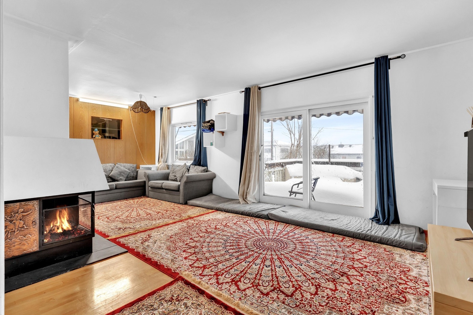 Stuen en sjarmerende peisinnsats, samt god plass til sofaløsning, spisebord og lenestoler. Galleribilde