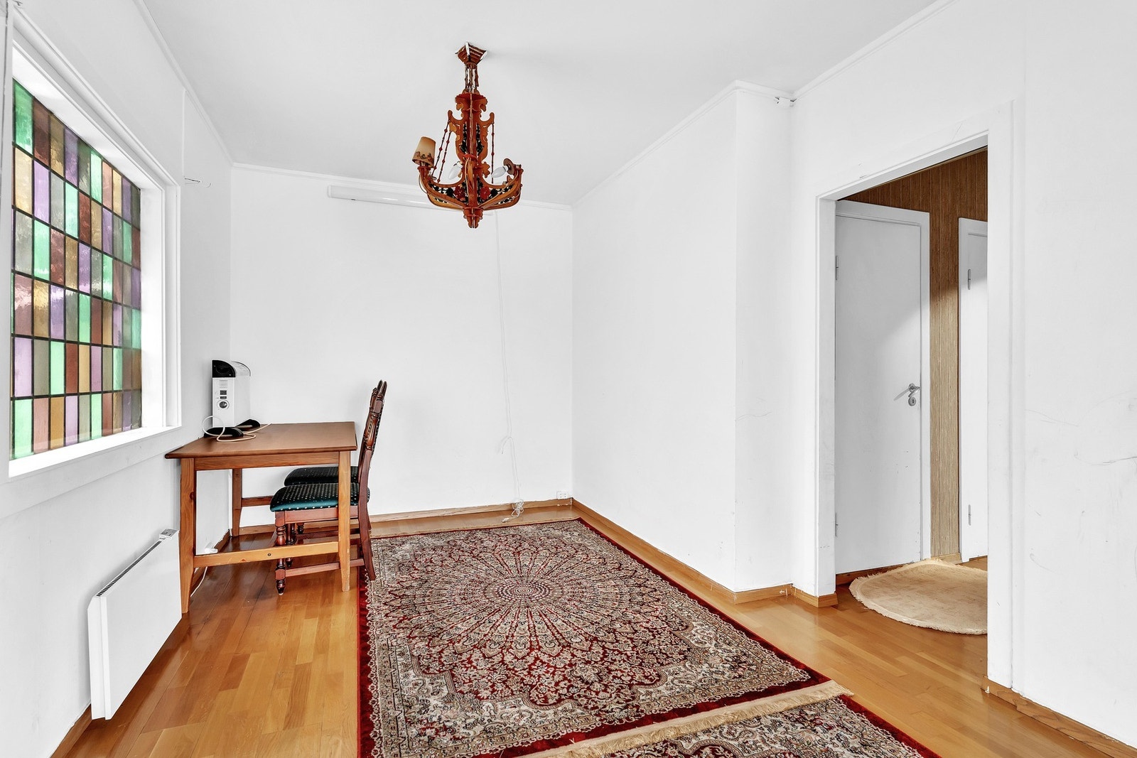 Den andre delen av stuen passer perfekt som lesekrok eller som en spisestue, alt etter hva som er ønskelig. Galleribilde