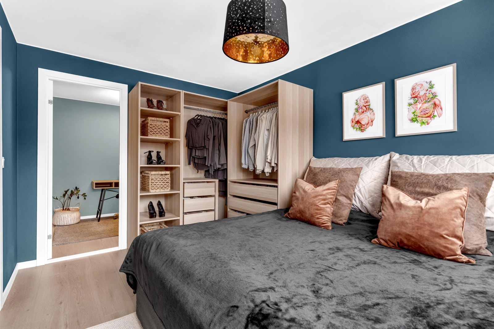 Og fortsatt ha god plass til en romslig garderobe for klær og andre personlige eiendeler Galleribilde