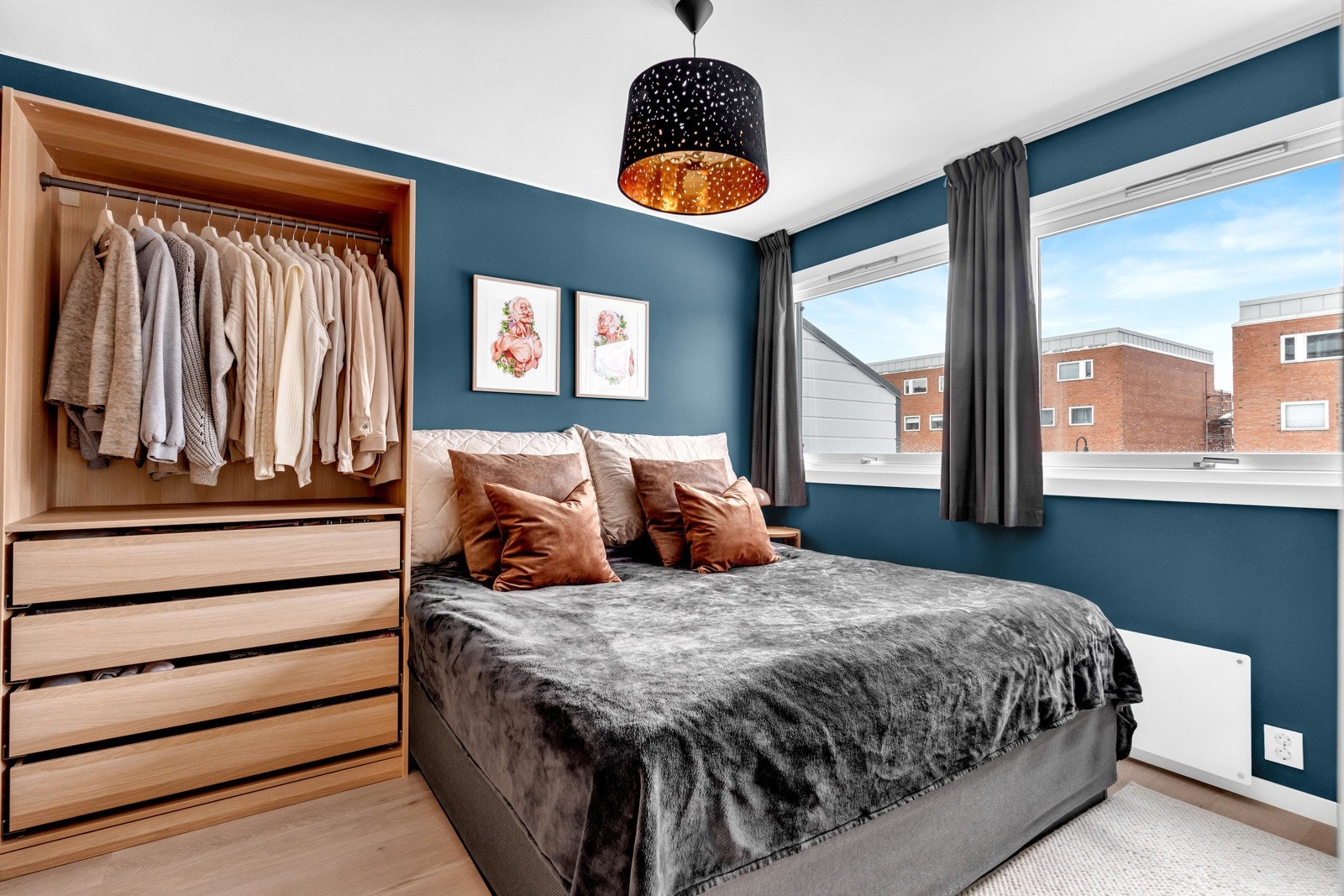 Soverom 1 er av god hvor du enkelt plassere en dobbeltseng og nattbord Galleribilde