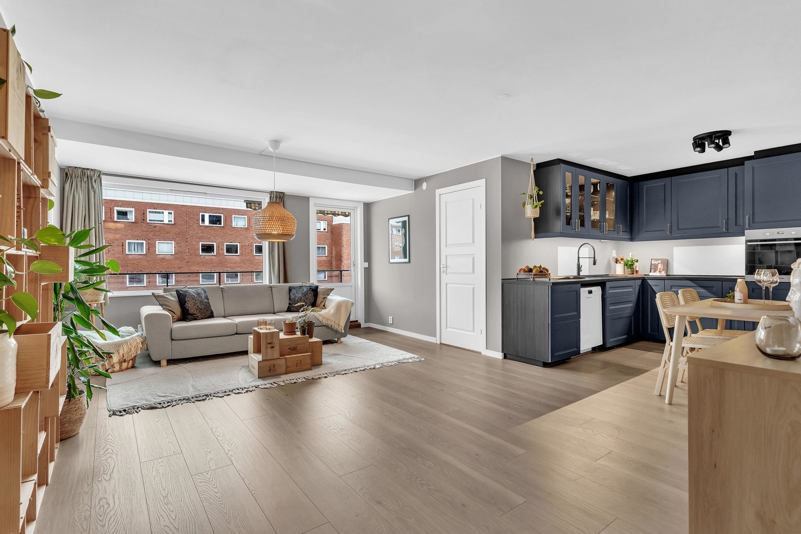 Det slippes inn rikelig med naturlig lys fra store vinduer, og med direkte adgang til den hyggelige balkongen. Galleribilde