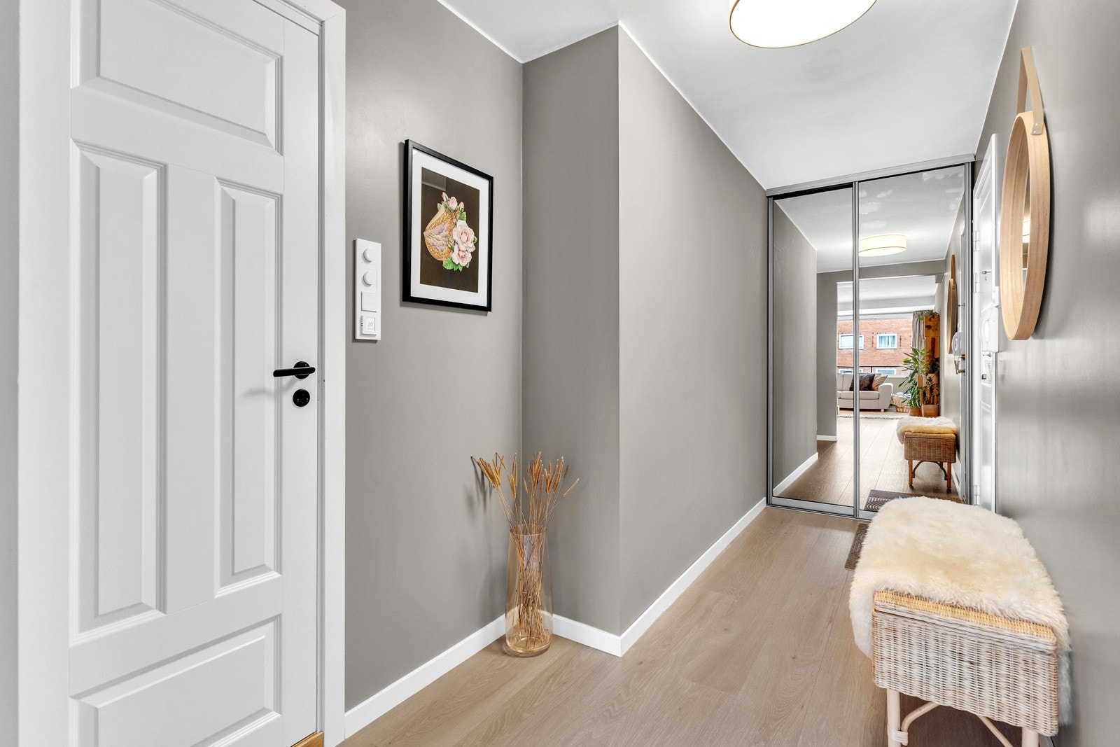 Du blir ønsket velkommen inn i en hyggelig og lys entré som setter en god standard for resten av leilighet Galleribilde