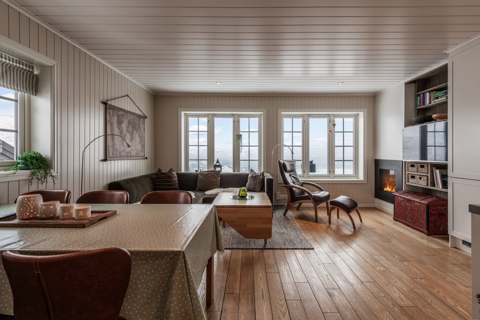 Fra gangen kommer man til en åpen fin kjøkken og stue/spisestue løsning Galleribilde