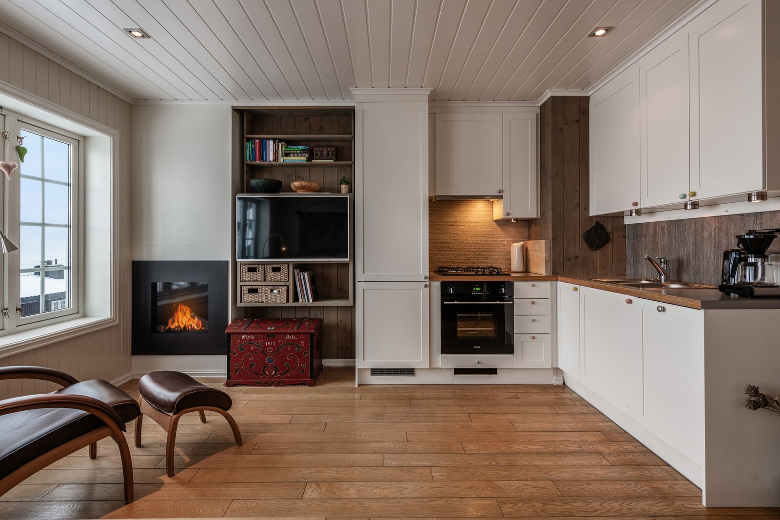 Koselig peis som gir leiligheten varme Galleribilde