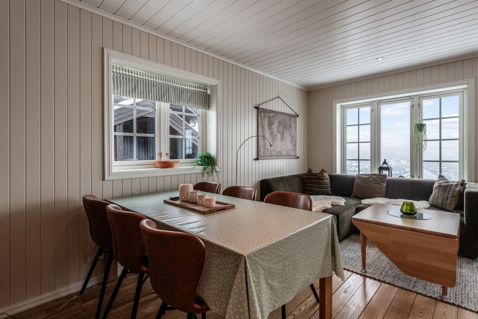 Stuen har plass til spisestue, som gir rom for hyggelige selskap Galleribilde