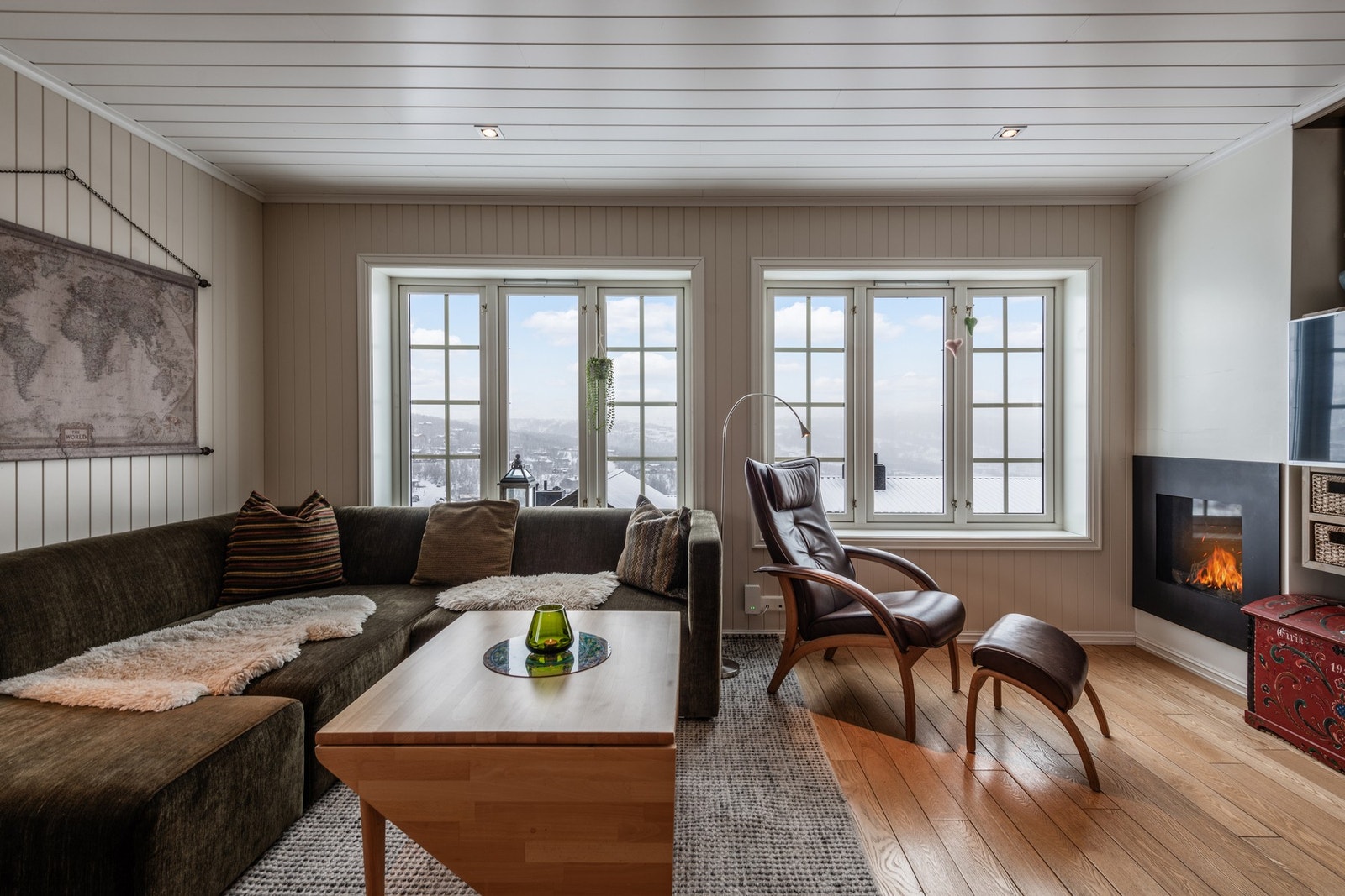 Med store vinduer blir stuen lys og fin, og har en fantastisk utsikt Galleribilde