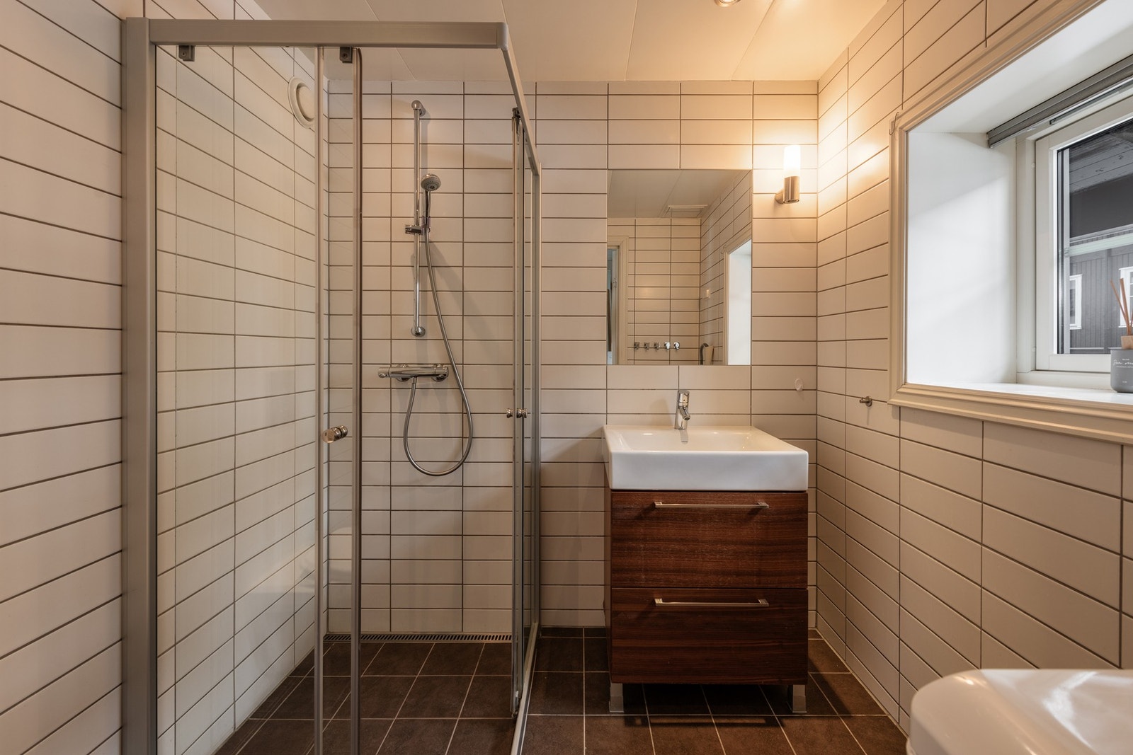 Pent og flislagt bad med dusj i hovedetasjen Galleribilde