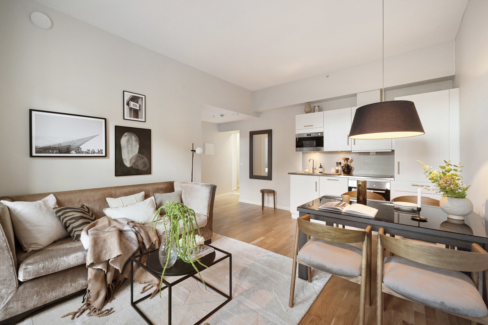 Her er det gode møbleringsmuligheter med plass til sofagruppe med tilhørende møblement og spisebord. Galleribilde