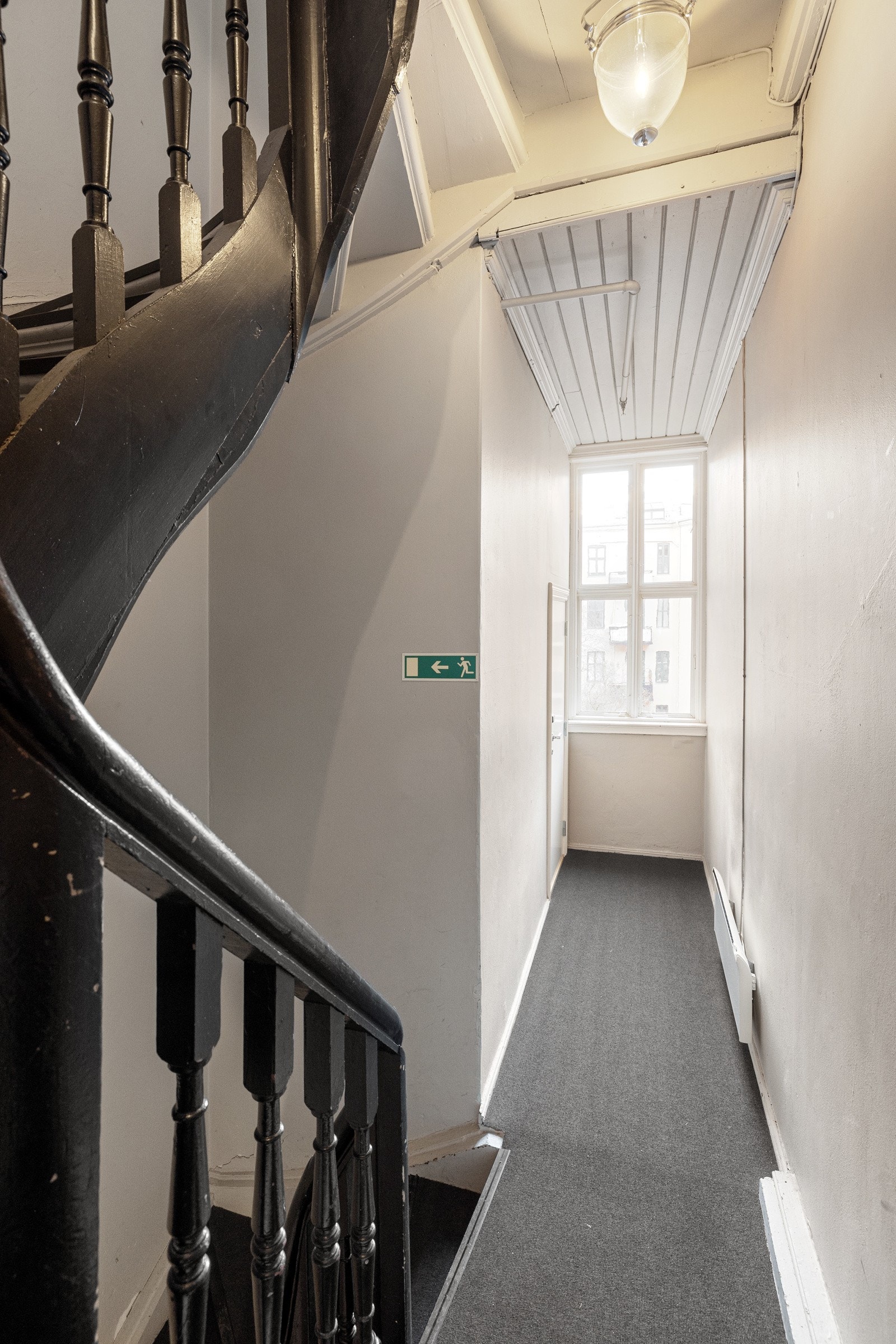 Leiligheten har en eksklusiv bruksrett til deler av baktrappen med en bod. Galleribilde