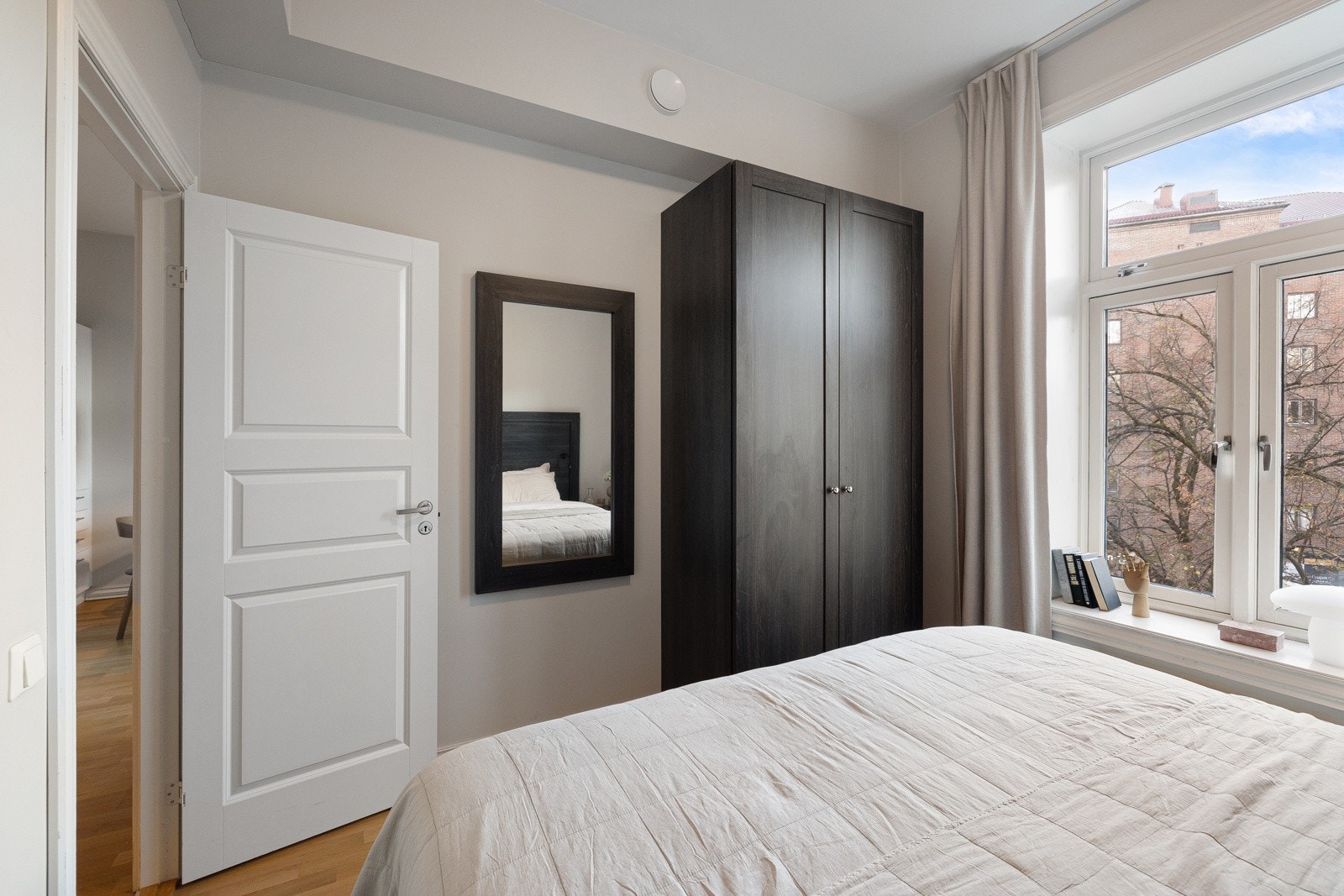 Innredet med garderobeskap hvor det er godt med skapplass. Galleribilde