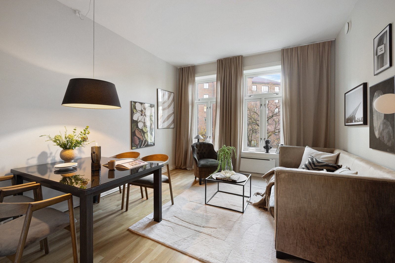 Lys og hyggelig stue med store vindusflater som slipper inn rikelig med naturlig lys. Galleribilde