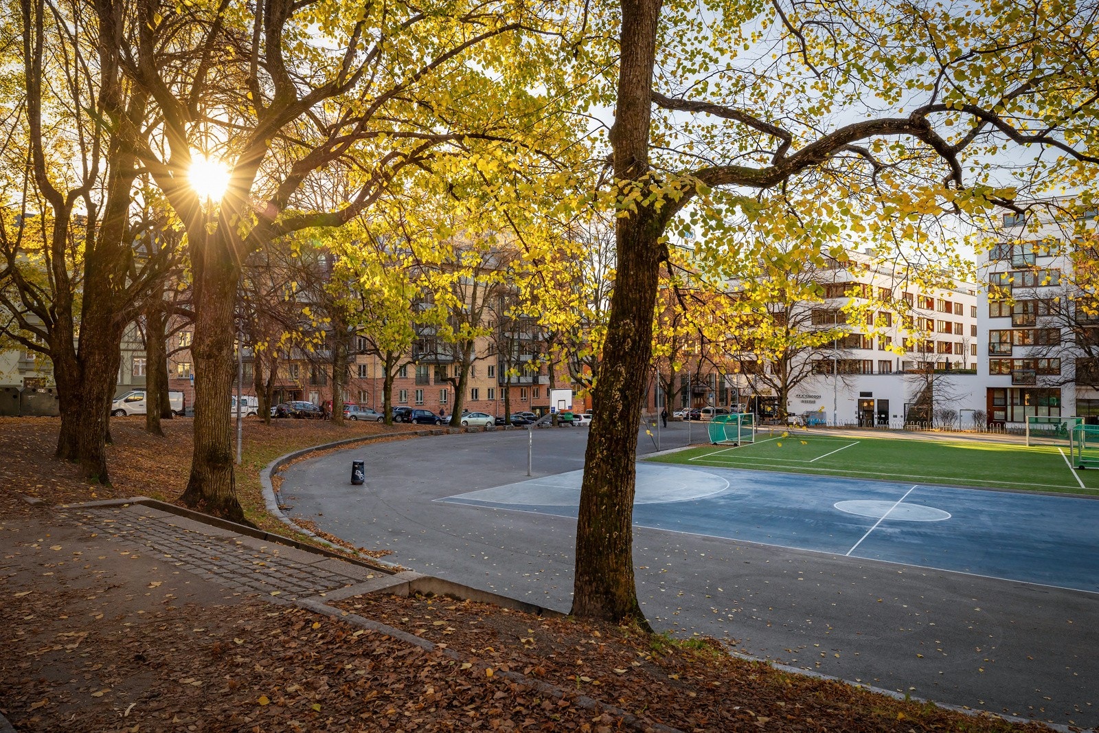 Leiligheten ligger rett ovenfor Bislett basketbane og lekeplass. Galleribilde