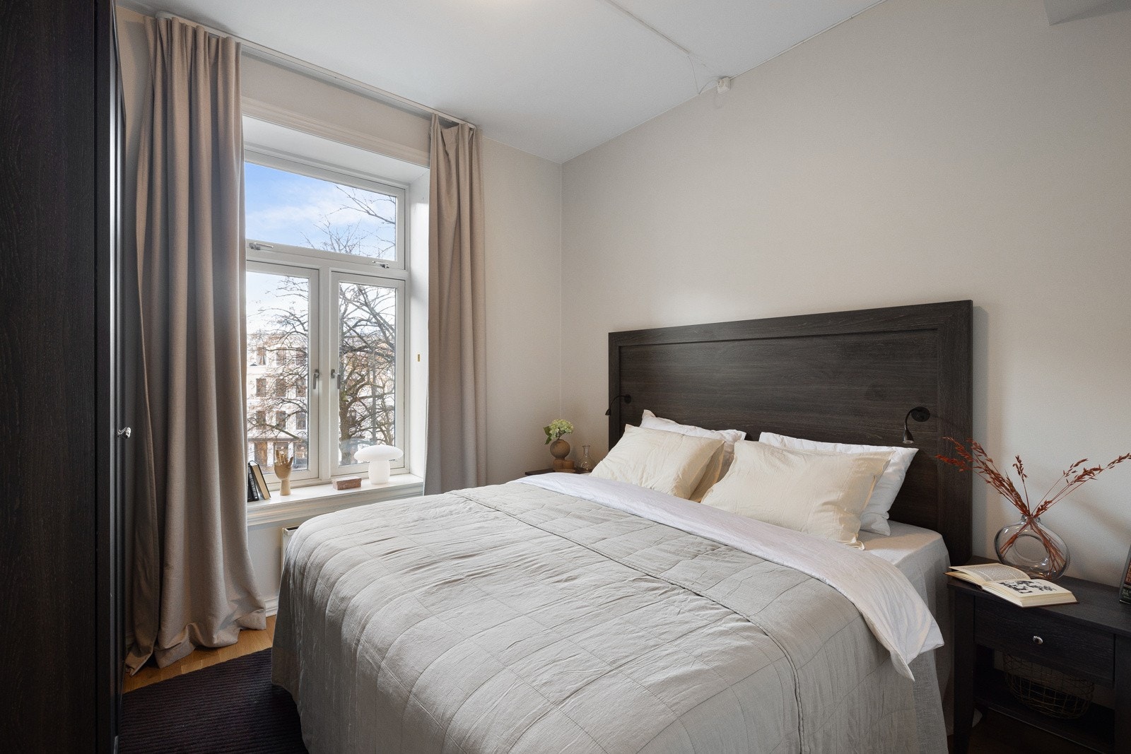 Soverommet har god plass til dobbeltseng med nattbord på hver side Galleribilde